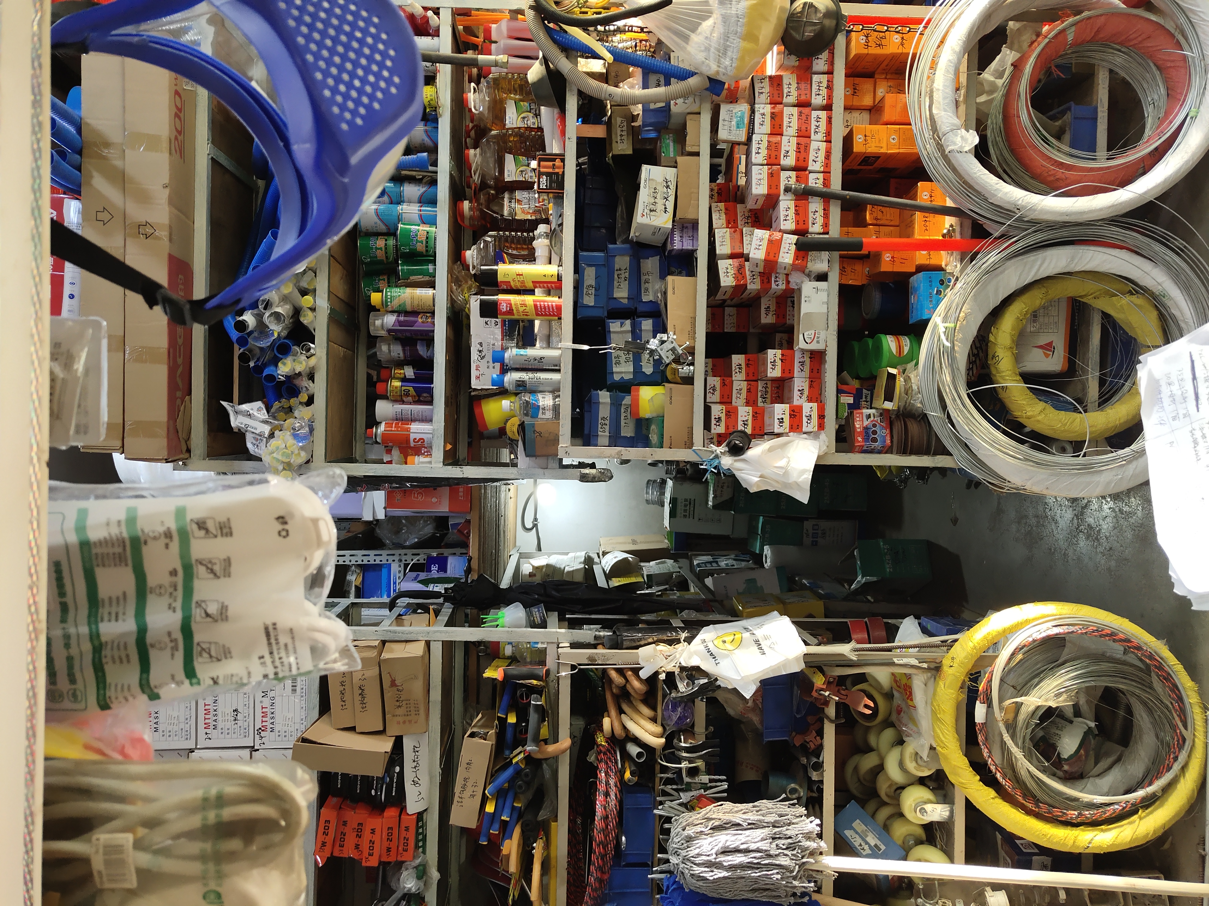 五金店不到六点就开门了,每天冷冷清清没几个人光顾