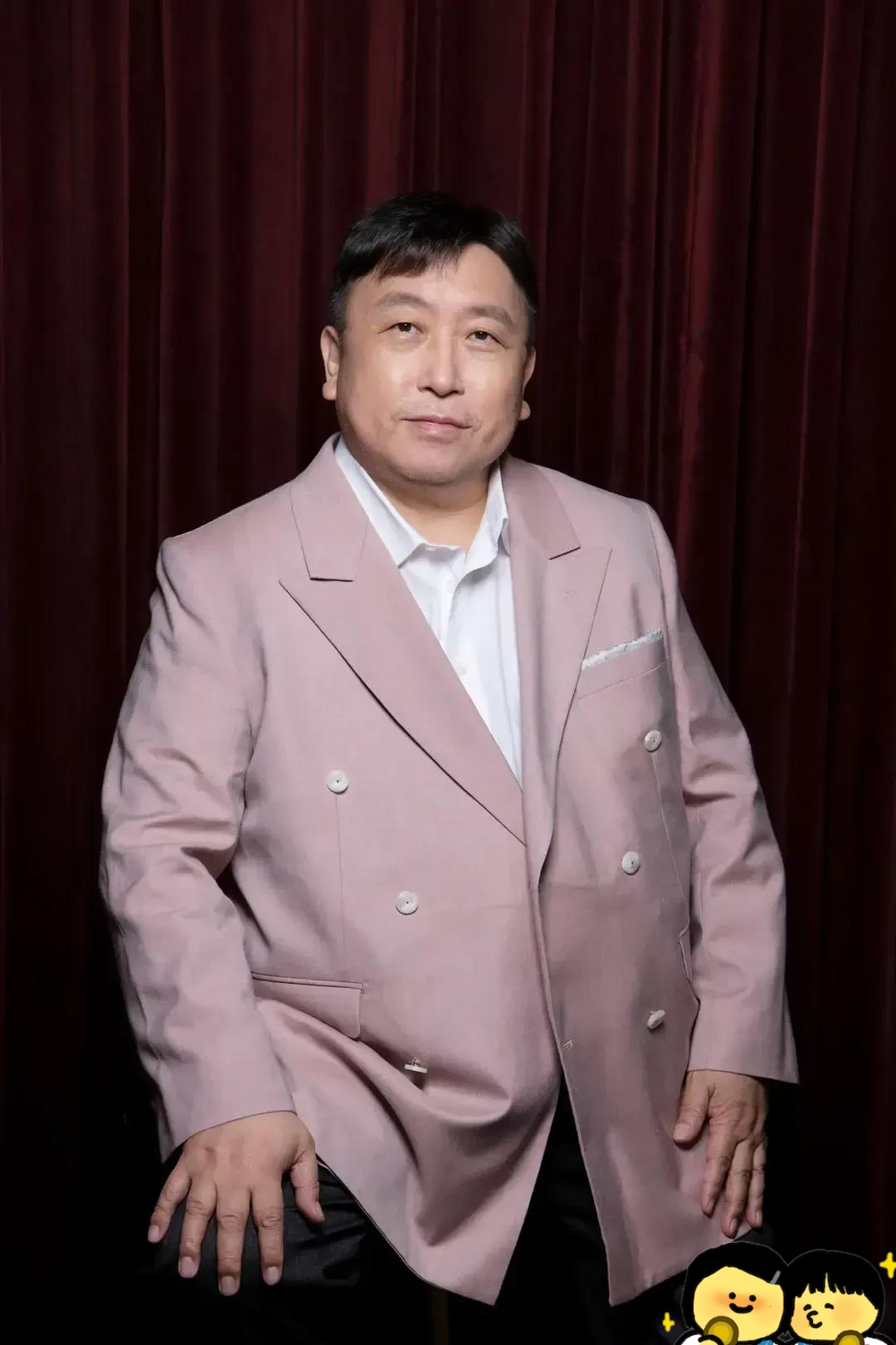 王晶这话一出,我差点把嘴里的泡面喷到手机上