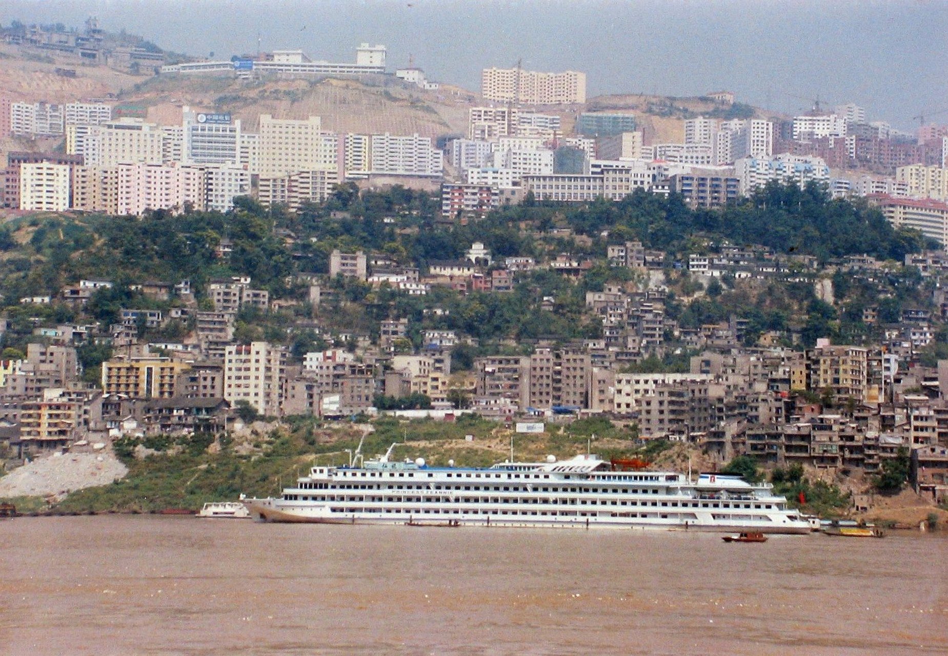 三峡电站蓄水前巫山老县城.码头上停靠着豪华邮轮仙娜号.