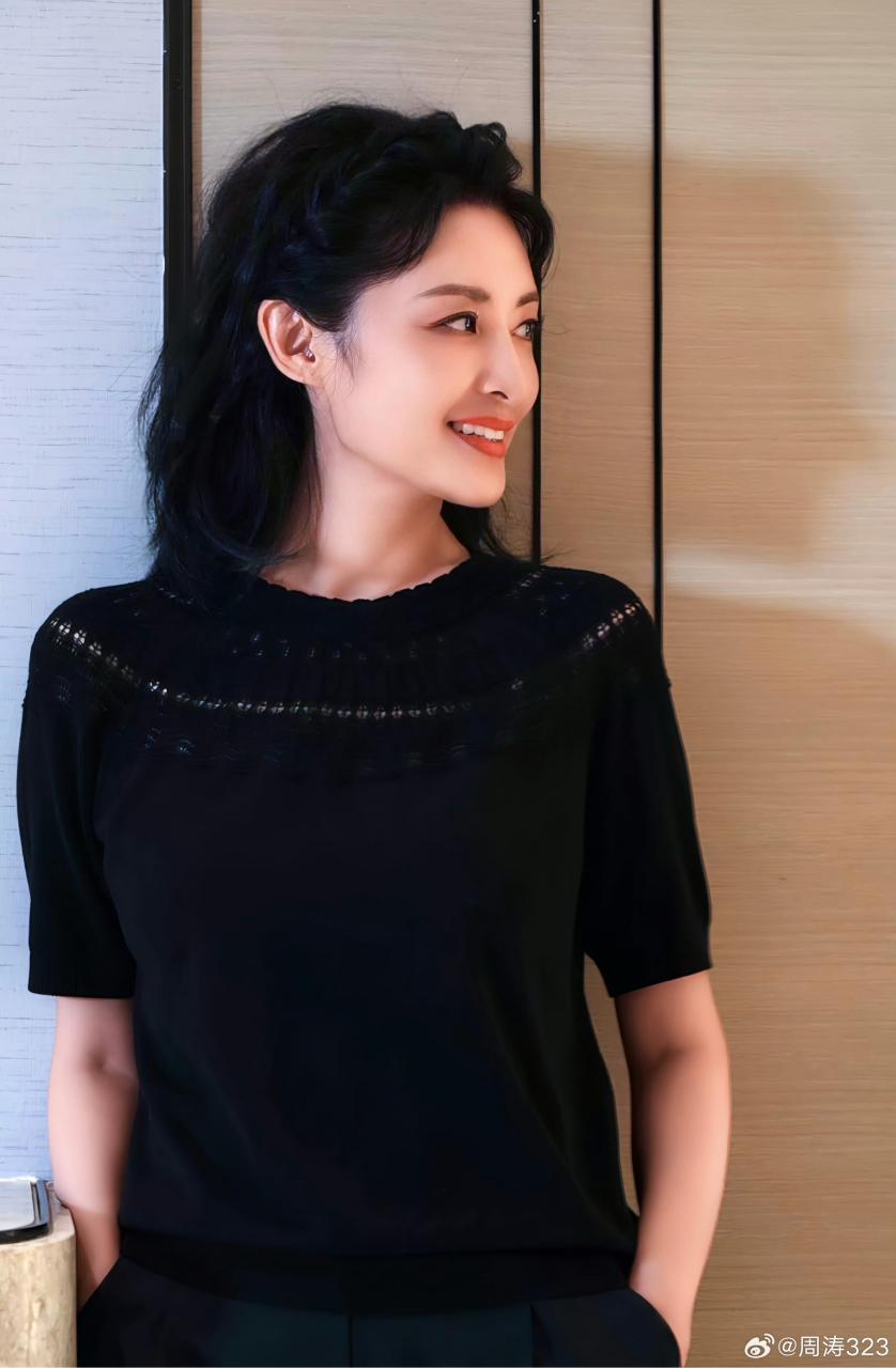 央视著名主持人周涛,大家都喜欢她的主持风格.端庄大气,声甜人美!