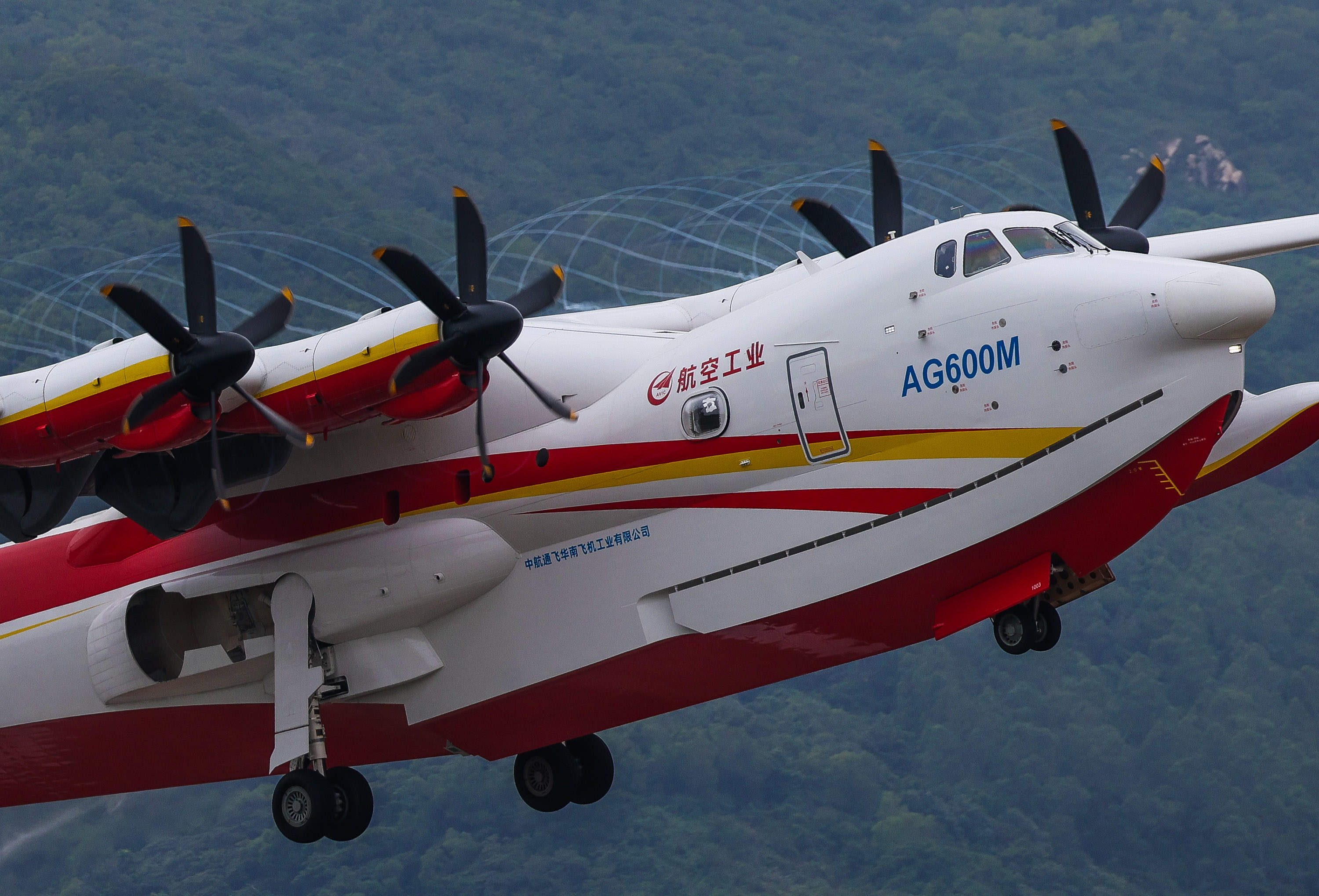 中国航空工业自新中国成立以来,经历了从仿制到自主创新,从单一军用向