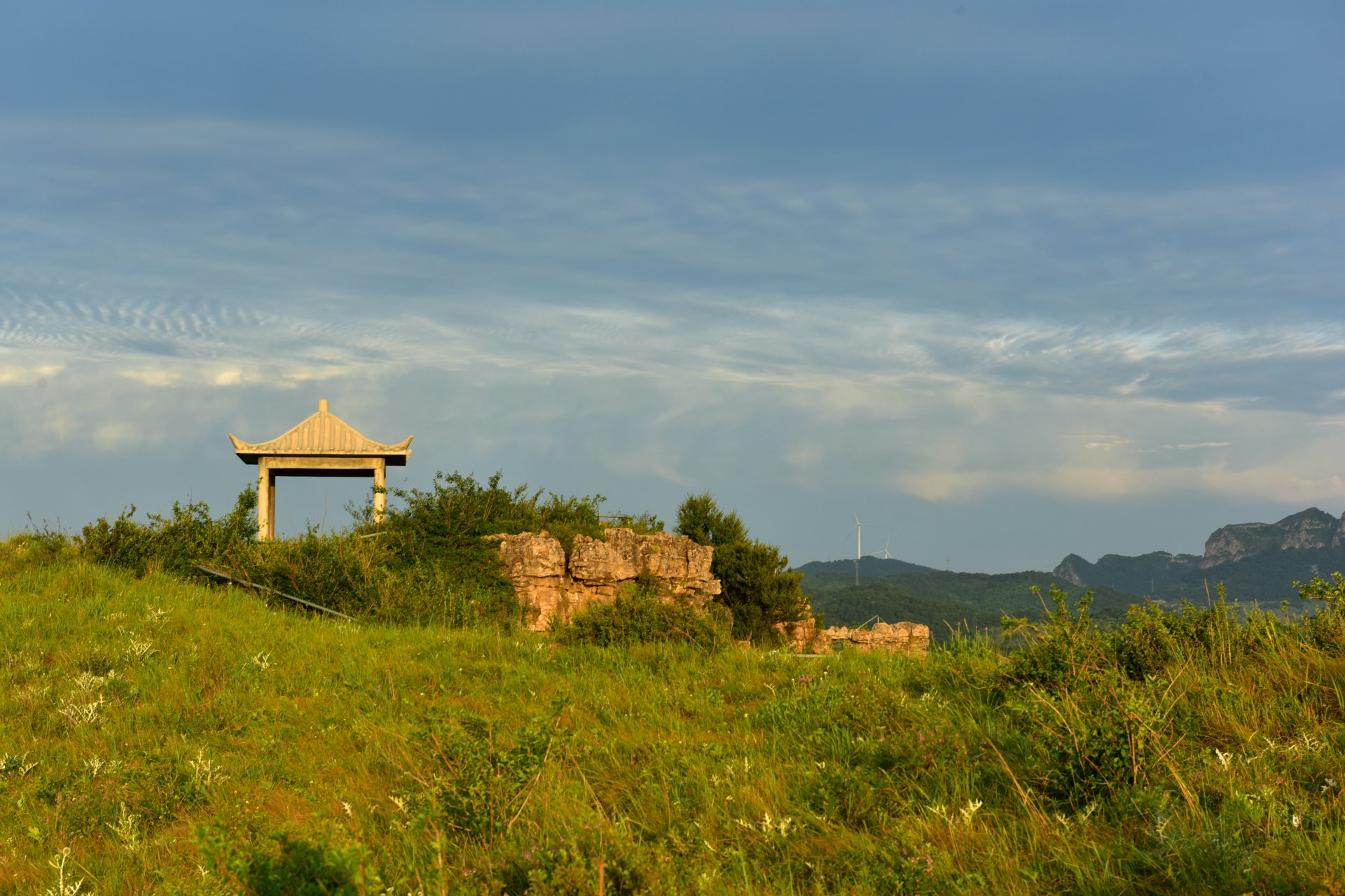 金灯寺石窟在山西平顺县城东南65公里与河南林县交界的林虑山巅.