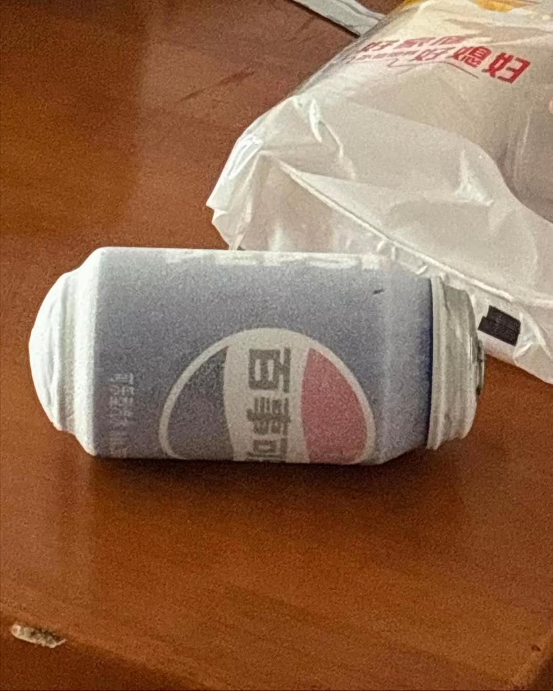 今天去冰箱里面拿冰冻饺子的时候,我发现,冰箱里面居然放着瓶可乐
