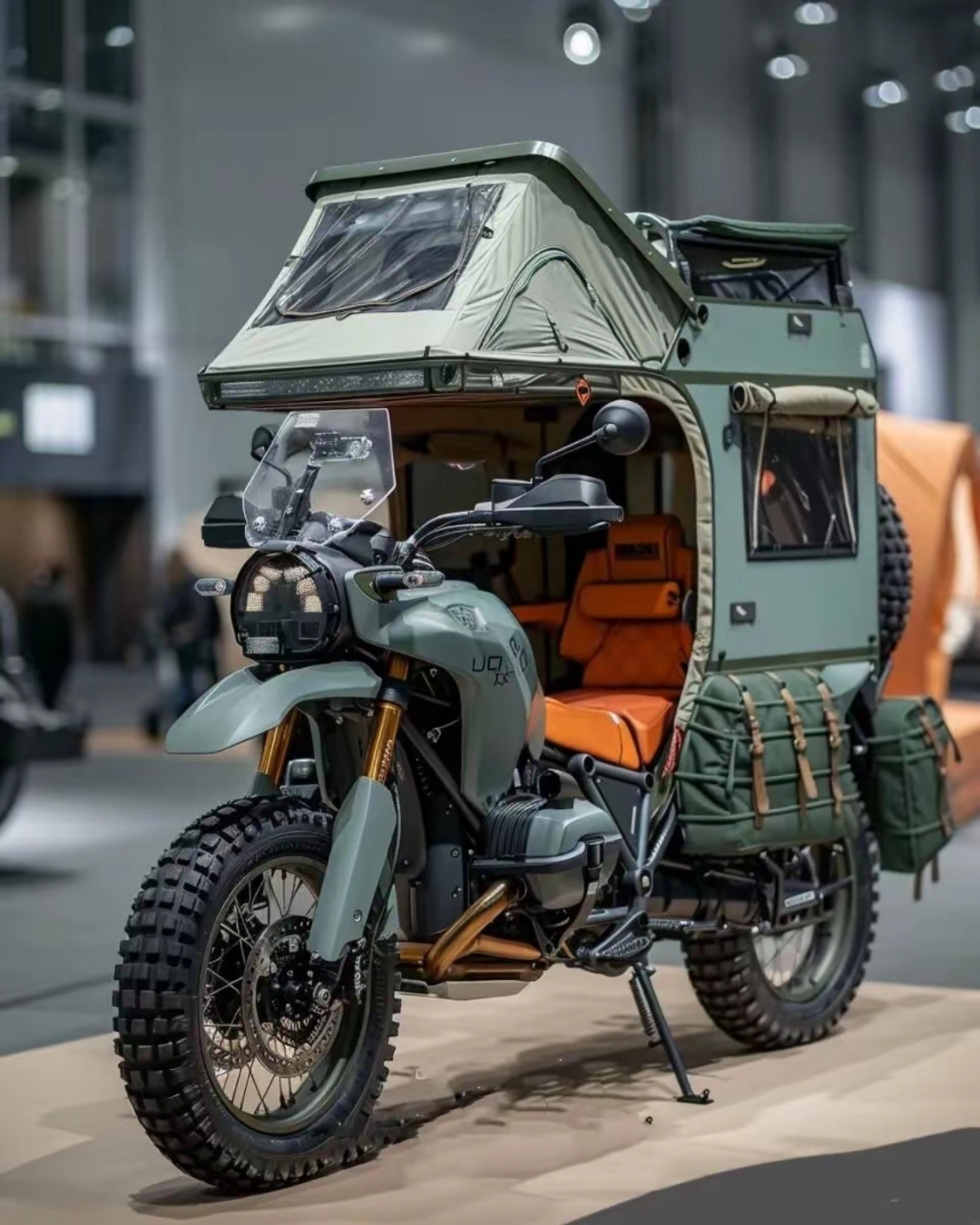 以后摩托车的新方向就是加装顶棚,驾驶部位可以休息,图一两轮款,图二