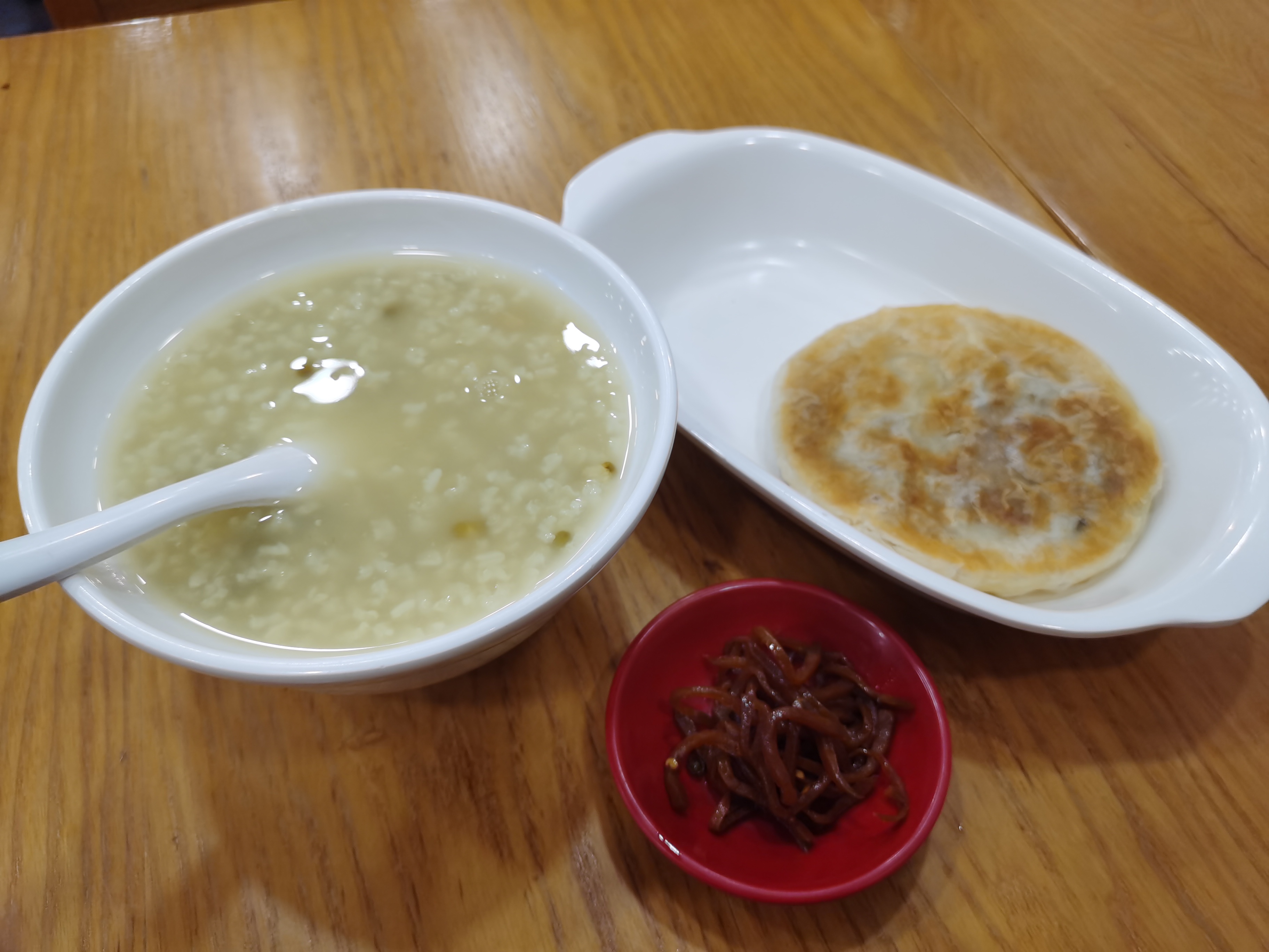 一碗暖暖的粥,一块香香的饼,还有桌上这碟小菜,美美地开动吧!