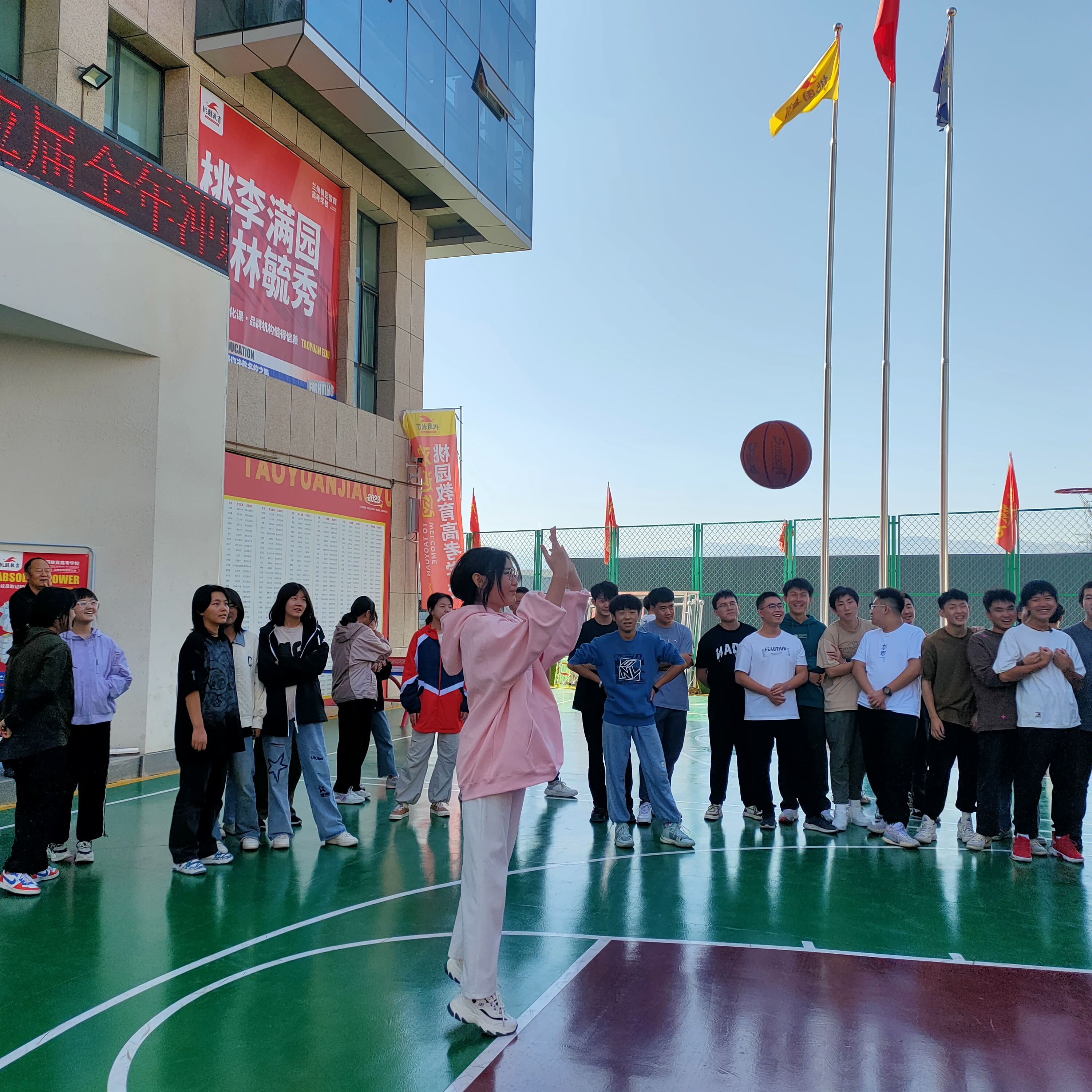 桃园教育高考学校小活动投篮比赛正在进行中,一个女孩英姿勃发,犹如