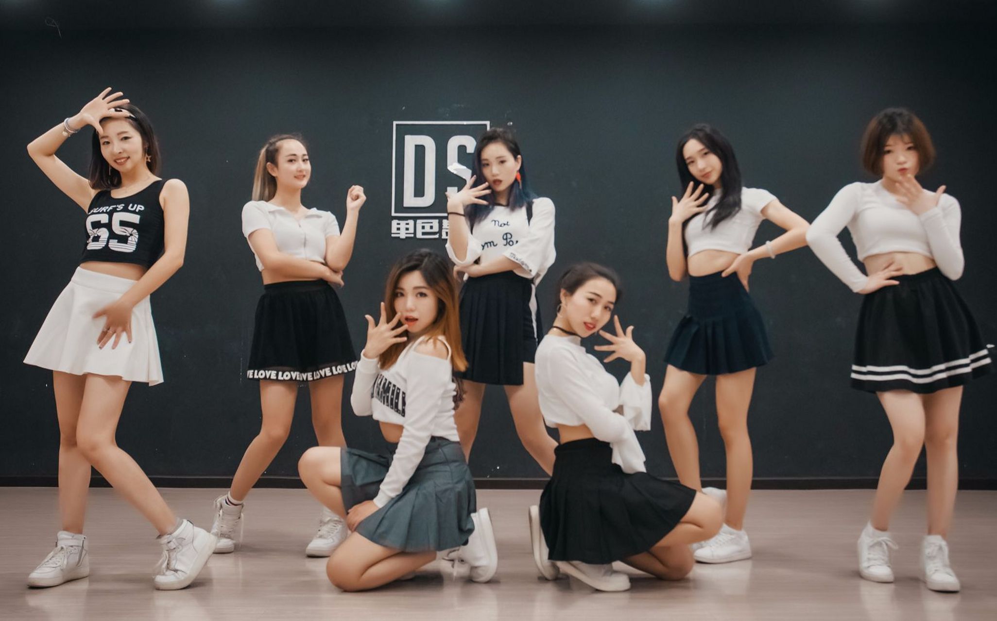 韩舞# 韩国的舞蹈是以传统为基础的,把过去的宫廷舞蹈直接搬上舞台