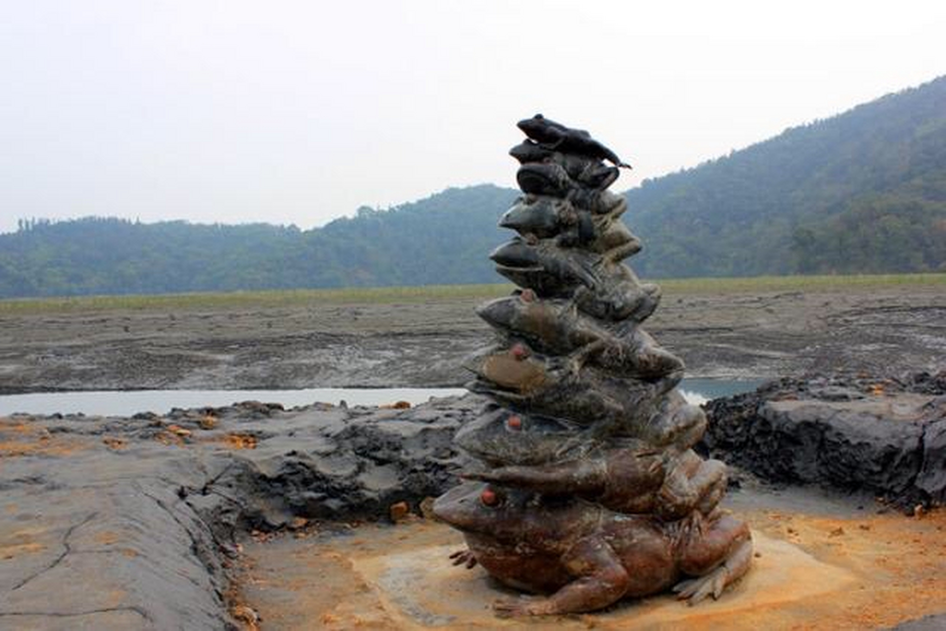 台湾日月潭一奇观—— "九蛙叠像",位于水蛙头步道,强调"水蛙头"地名