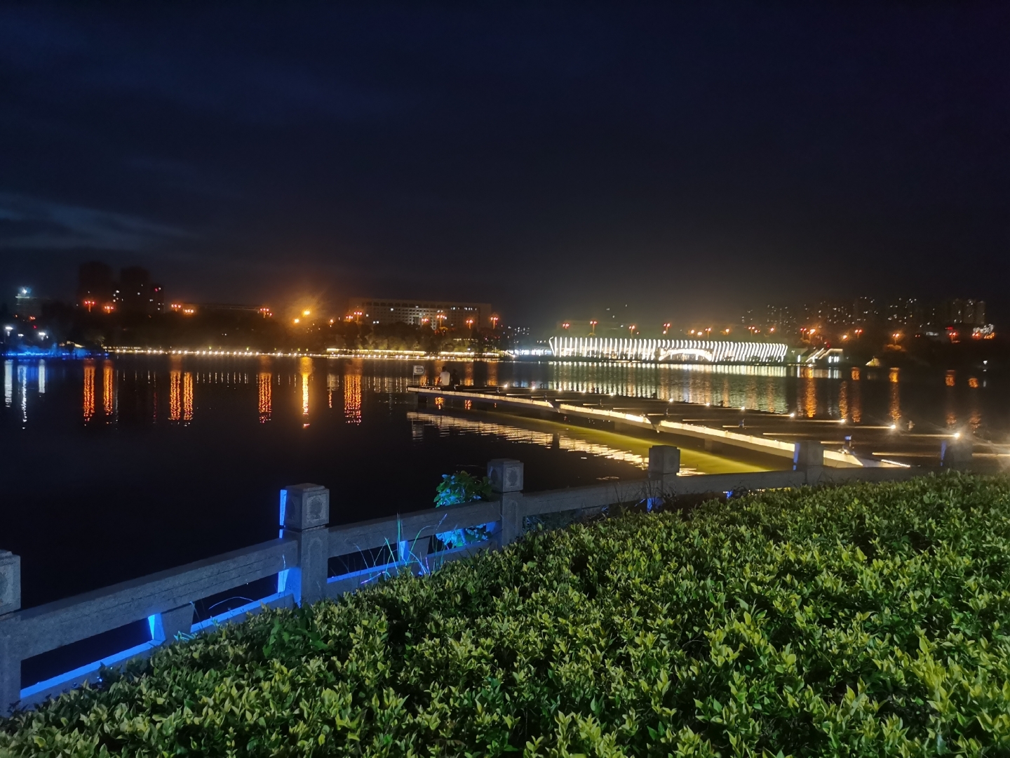 低涌夜景图片