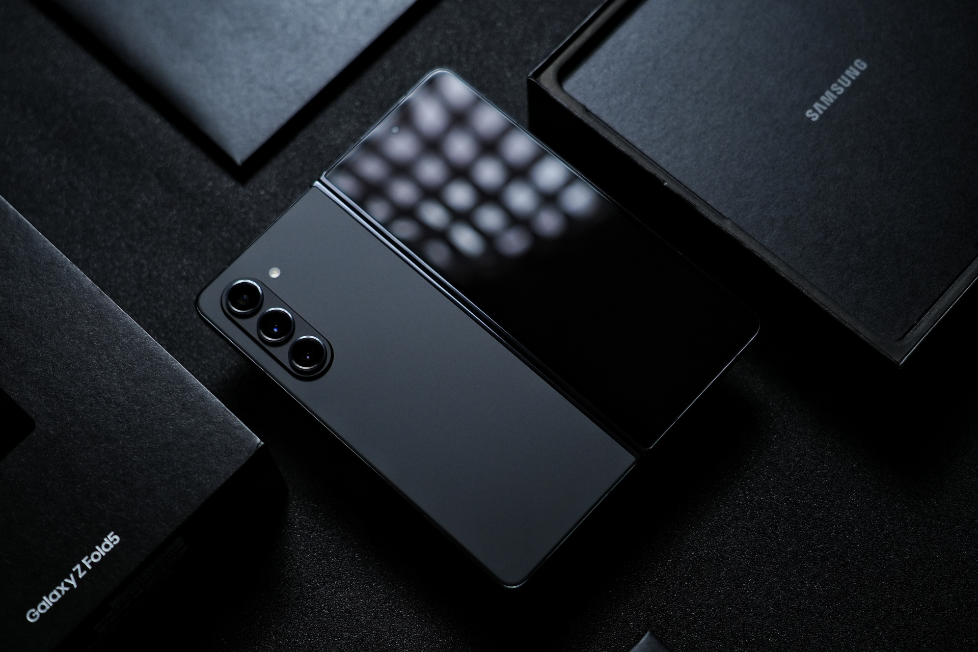 三星galaxy z fold5的宇夜黑实在是太好看了,没忍住直接搞了一台,三星