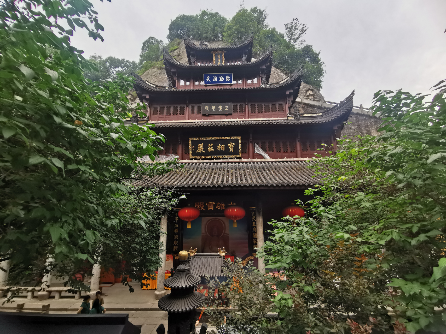 新昌大佛寺弥勒石佛,由僧护,僧淑,僧佑三僧 历经三十年艰辛努力,于