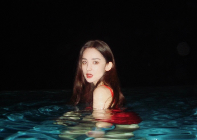 古力娜扎,新疆美女的代表,红色泳装照魅力惊人 在这组泳装写真中,古力