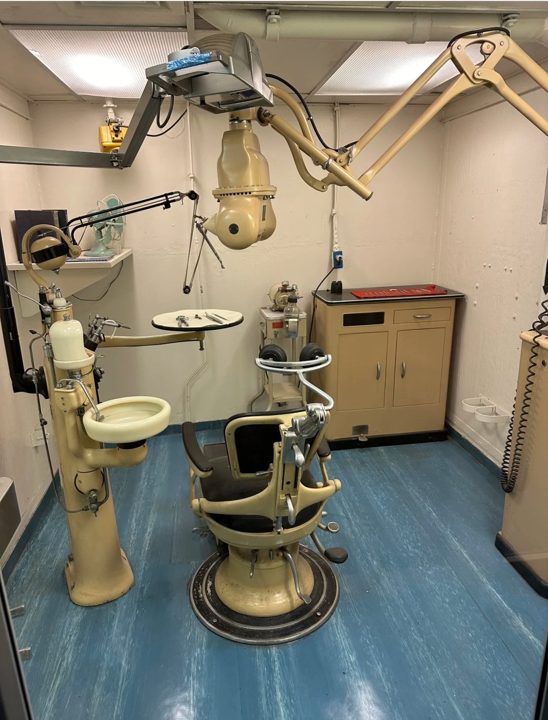 特别有年代感的牙科治疗椅!看着有点害怕呢?