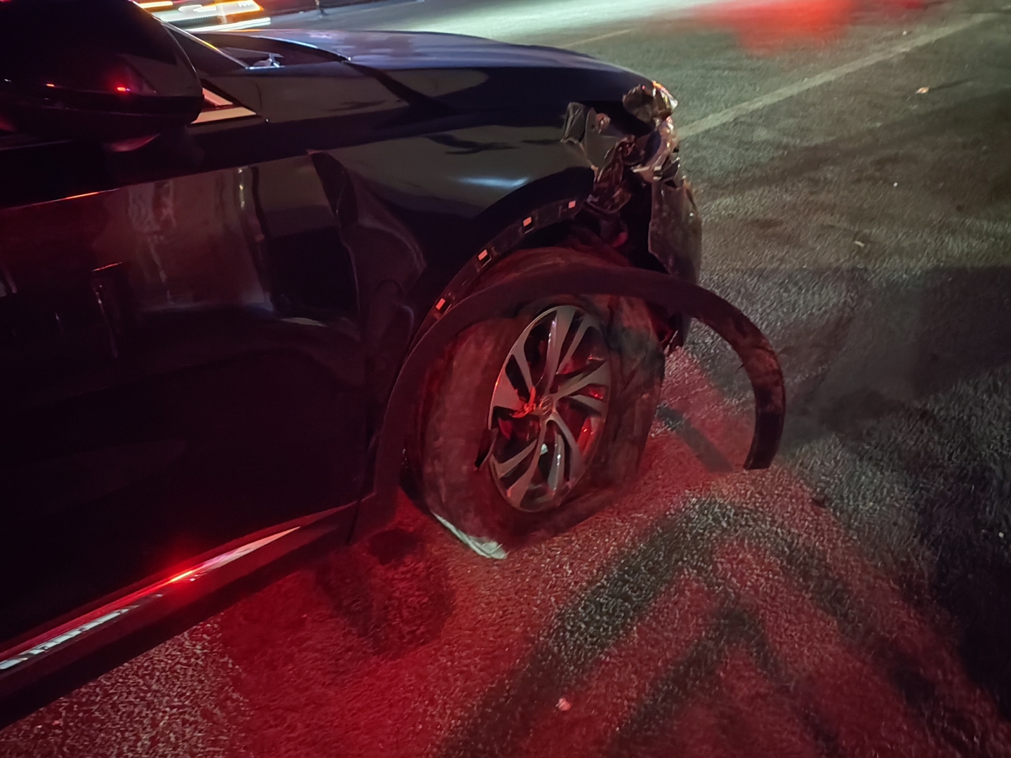 在老家返回济南的路上,我看到前方的车辆亮了红灯,我也踩了一下刹车