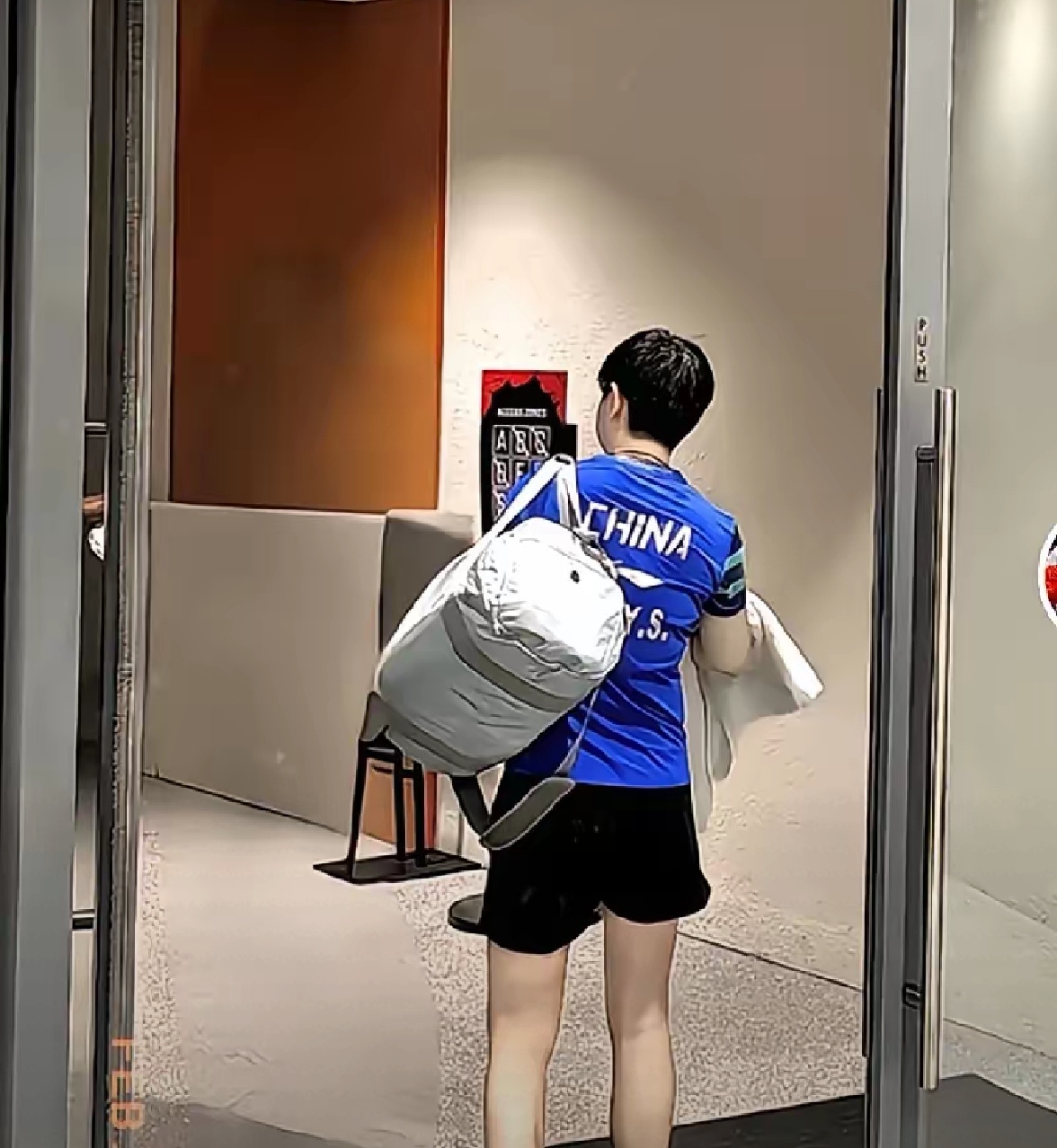 瞧瞧马佳老师镜头下的莎莎, 身材标准, 身着蓝色衣服, 背着灰白色的