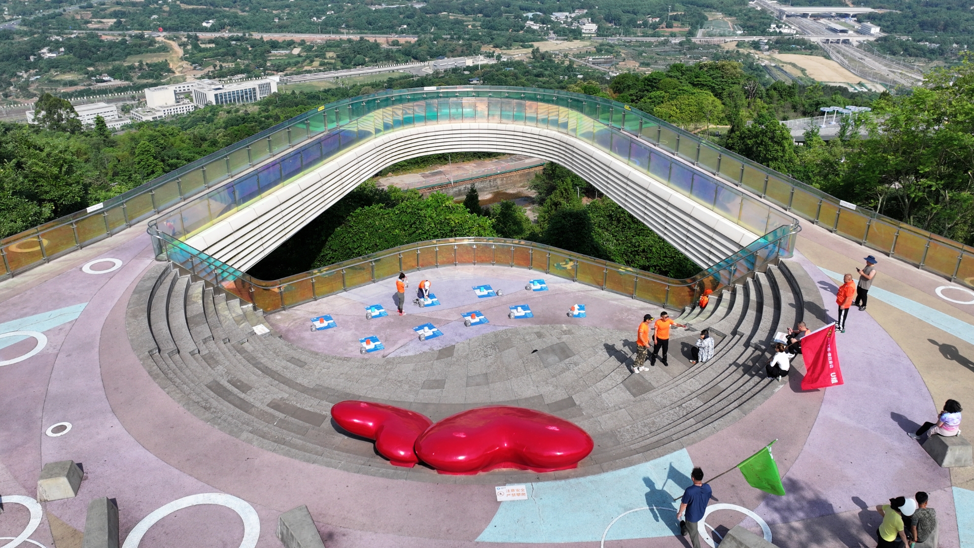 踩着晨露出发,穿过层层叠翠的山林,终于站上狮子宝