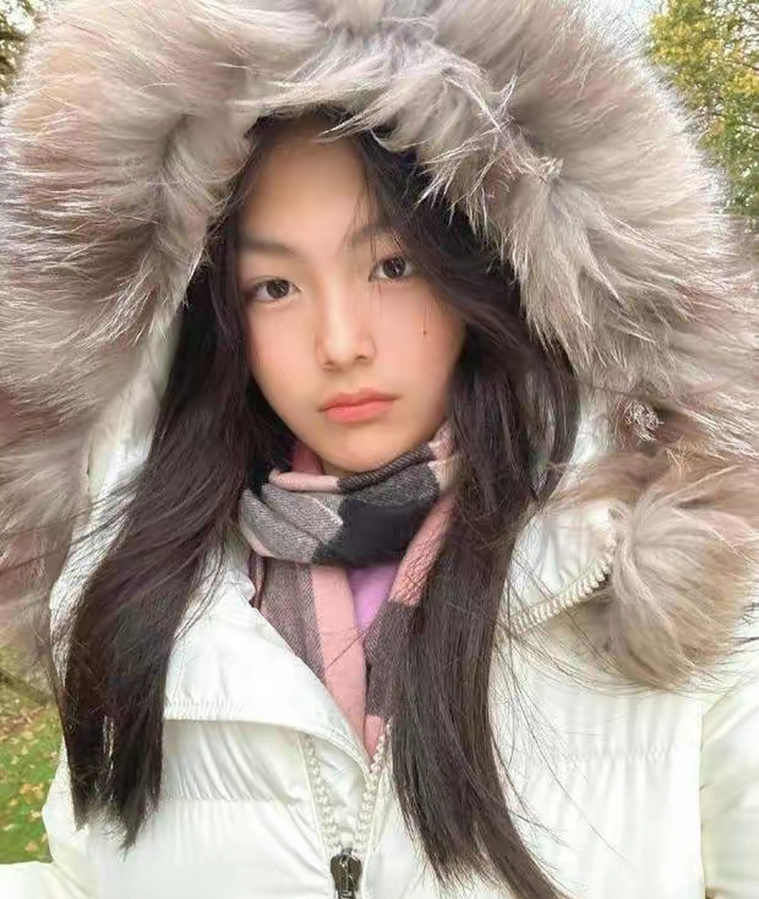 近日,王诗龄在社交平台晒出自拍照,她身穿白色的羽绒服,面带浅浅的