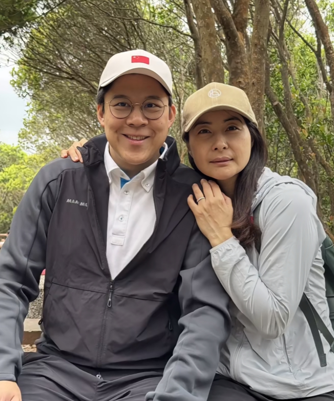 近日,郭晶晶霍启刚夫妇带着两个女儿去山上玩,夫妻俩手挽手同行,看