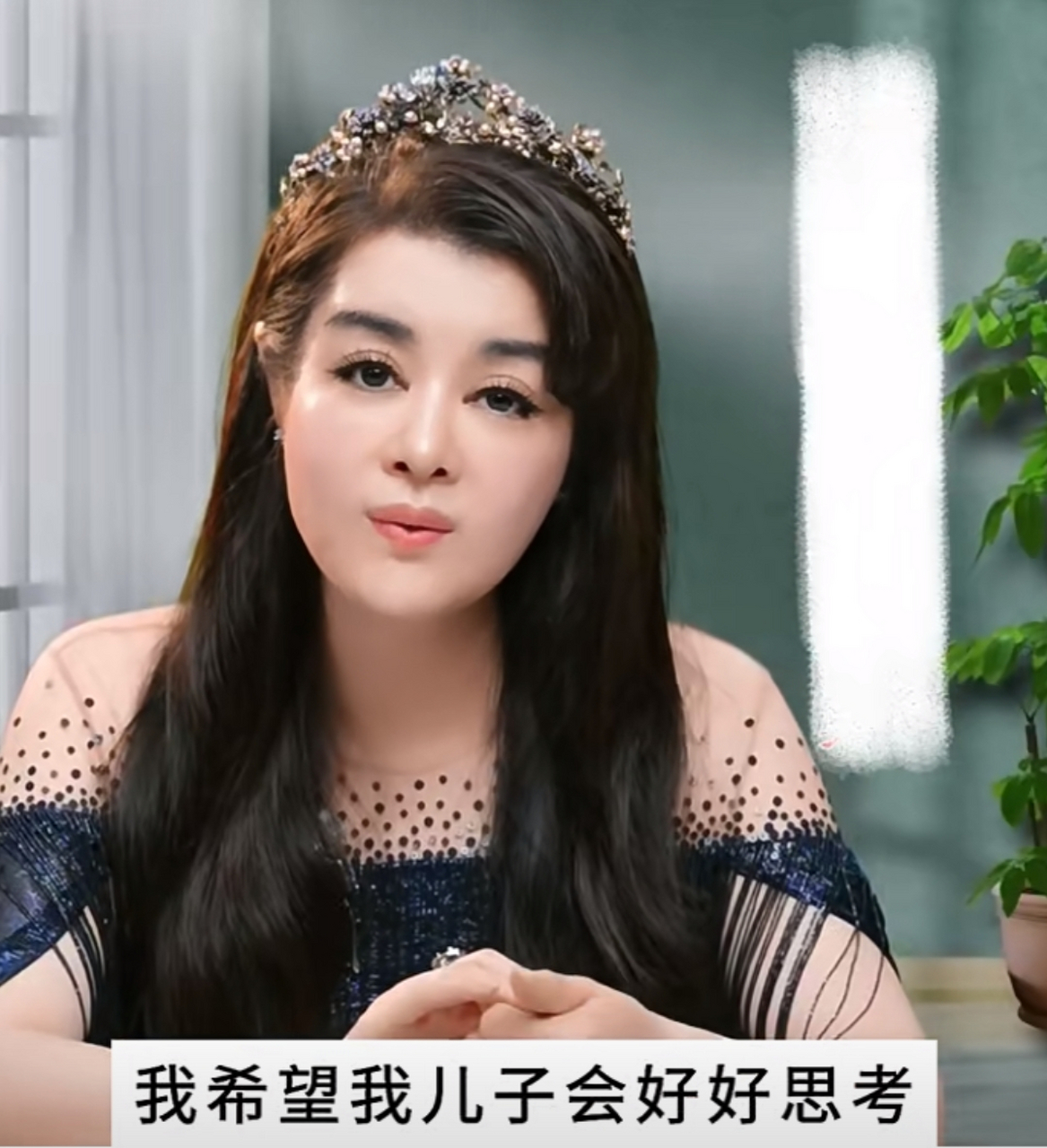 会长于文红和罗兰多分开后,小宝眼神变得空洞,脸上也很少有笑容了,让