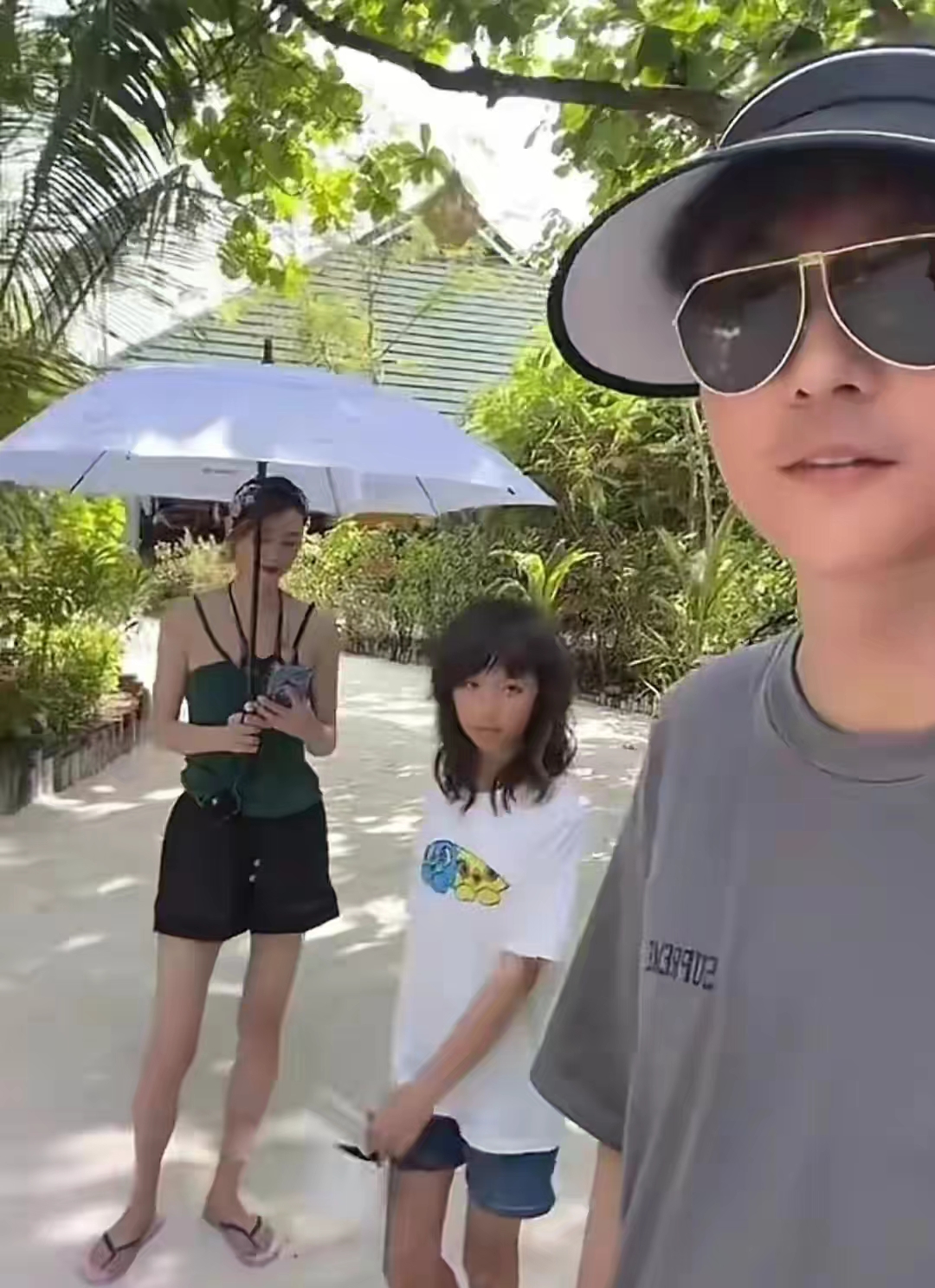 虽然洪欣比张丹峰大10岁,但两人站在一起却没有一点违和感.