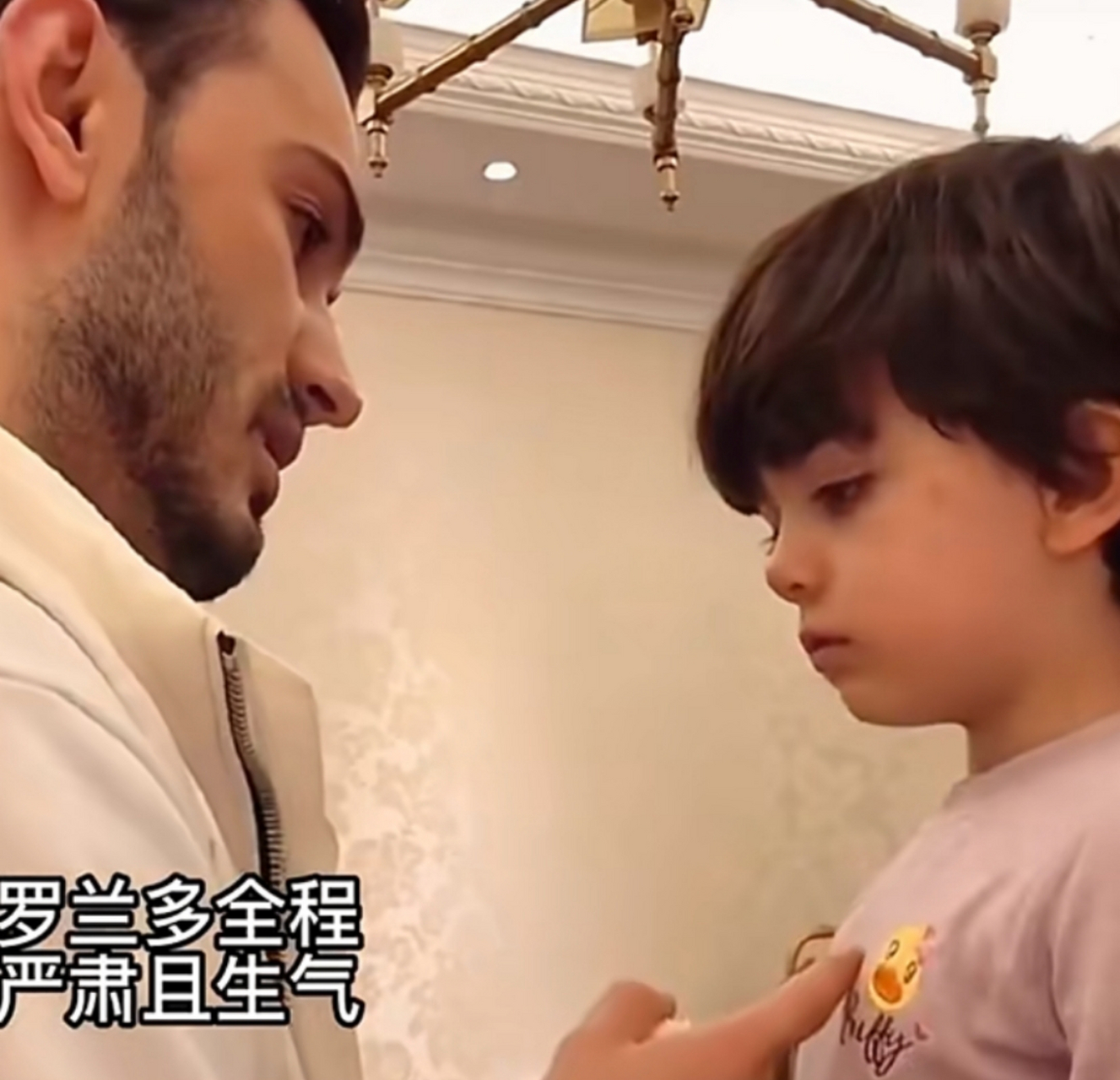 于文红的混血宝宝犯了错,被爸爸严肃批评了.