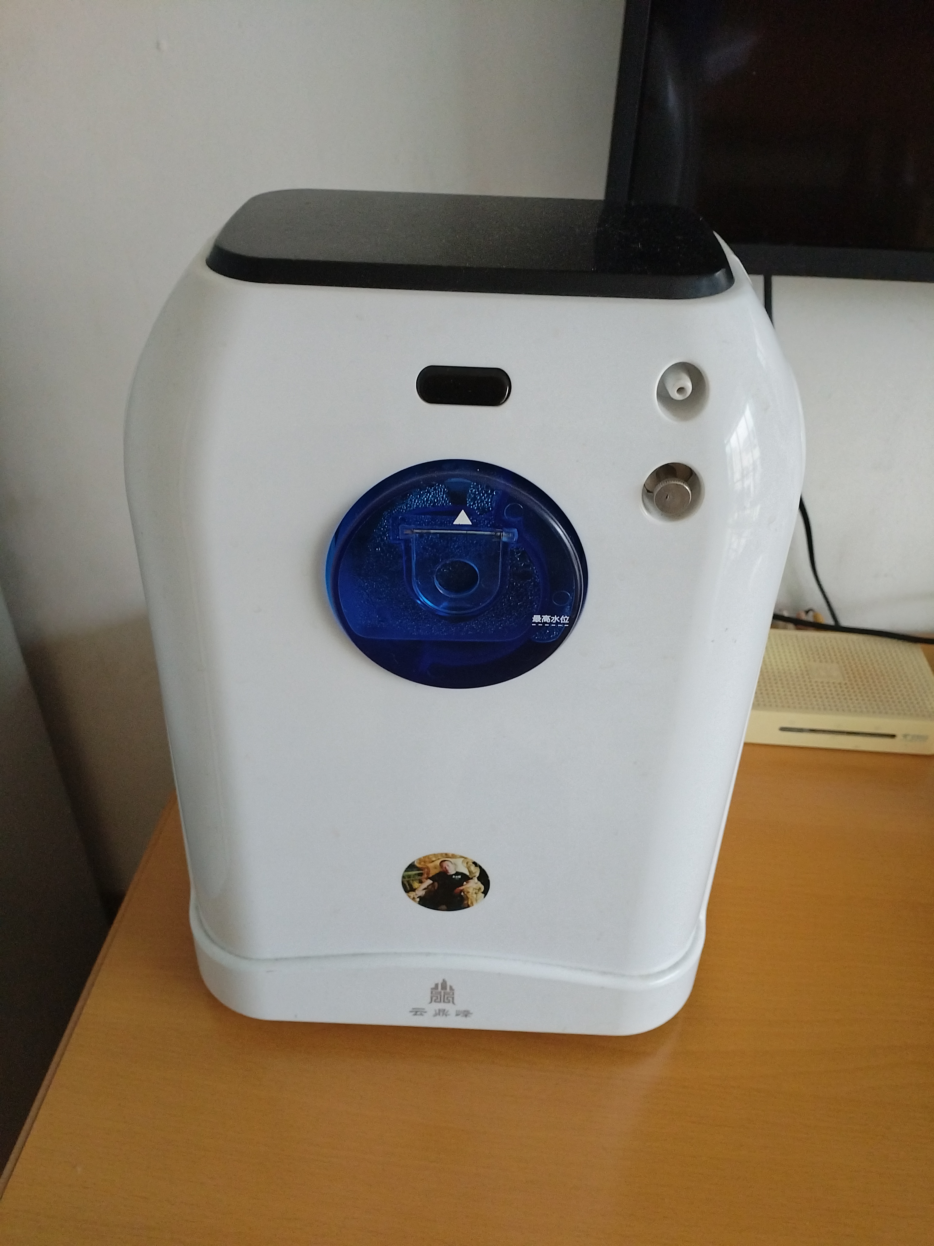 家里闲置1台家用制氧机,半新,云鼎峰品牌,氧气浓度大于90%,功率100w