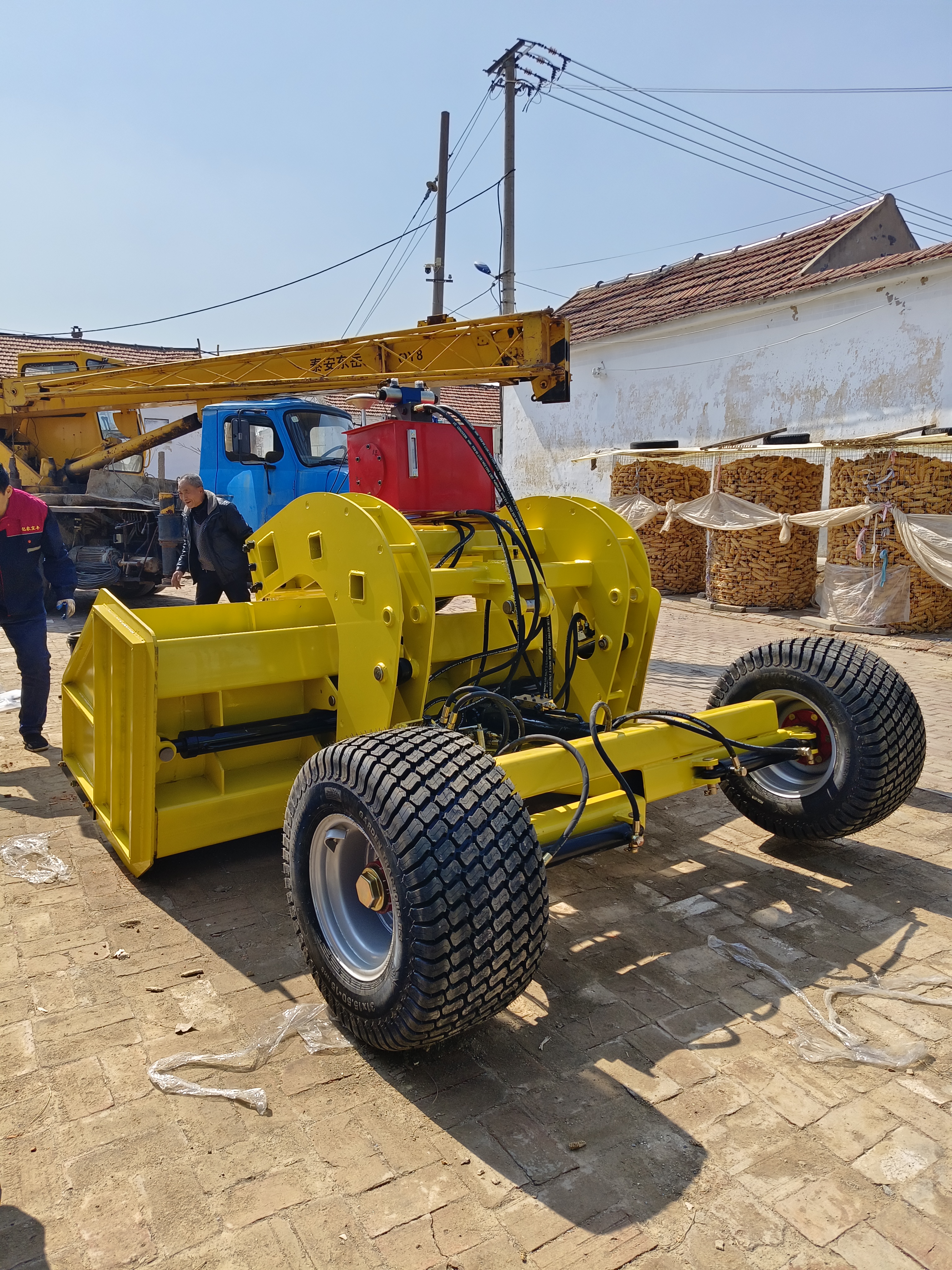 卫星平地机高处自动拉土低处自动填土,省工省力省时