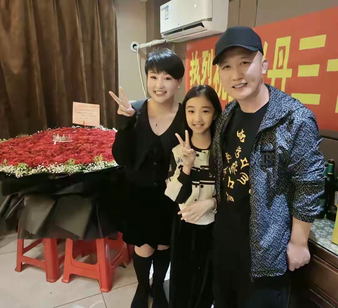 因违法入狱,杨树林独自扛起生活重担,一边打拼事业,一边照顾年幼女儿