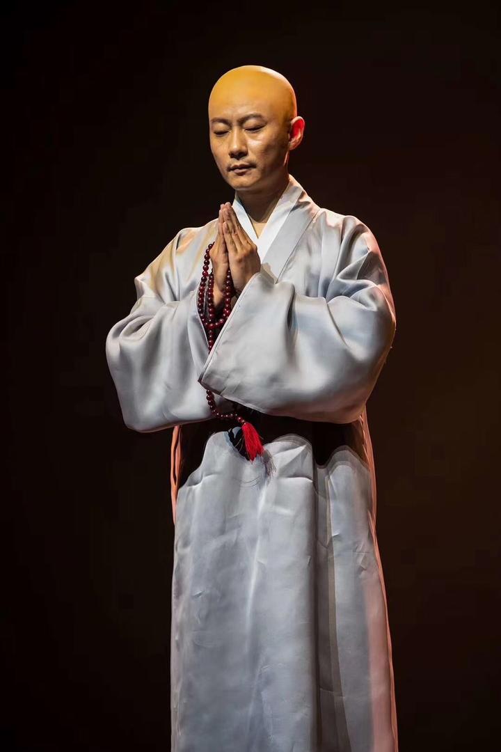 1918年,39岁的李叔同在杭州虎跑寺剃度出家,法名演音,号弘一