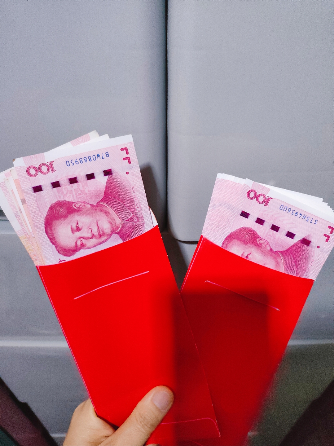 今天去城里二叔家串门拜年,回来时,二叔塞老公手里两个红包,说一个给