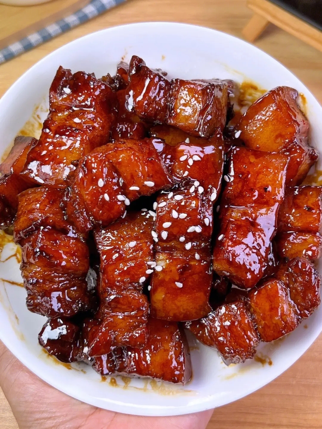 热气腾腾的红烧肉来啦!肥而不腻,瘦而不柴,每一口都充满了醇厚的肉香.