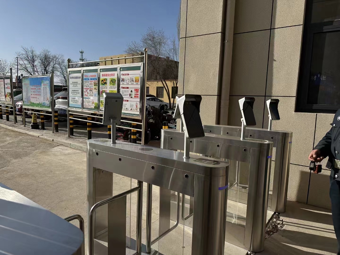 今天尝试了乐舜信科人脸识别门禁考勤机,真的是科技改变生活啊!