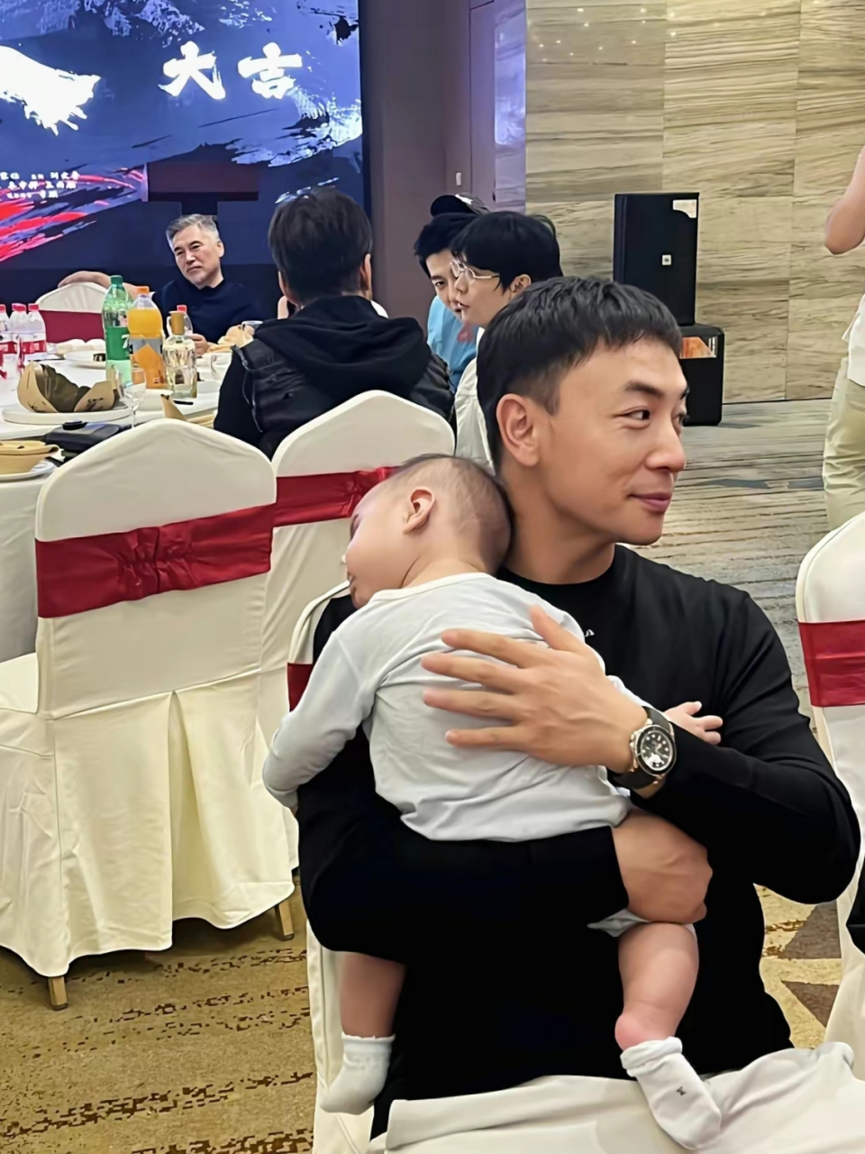 功夫明星释小龙与儿子佑佑一同亮相,父子俩同框画面令人惊喜.