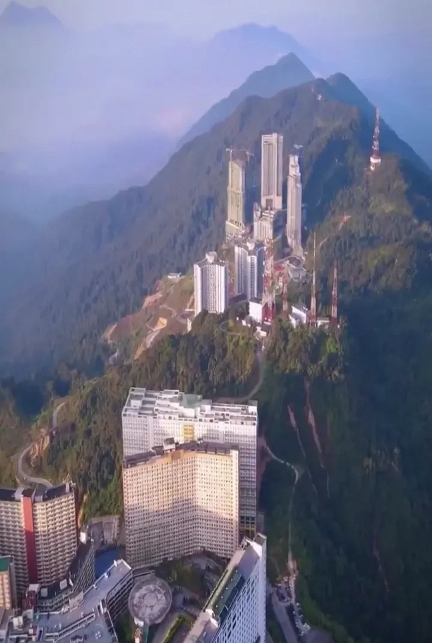 山顶上这么多高楼大厦,这山能承受得了吗?