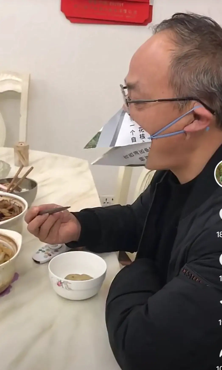 这个口罩真不错,解决了戴口罩不能吃饭的问题,可以申请专利了