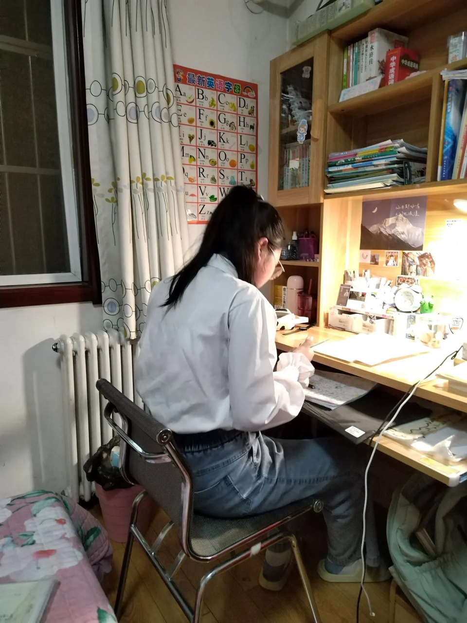 这是我家大闺女,今年12岁上六年级,身高165cm,可这背影怎么让我有种21