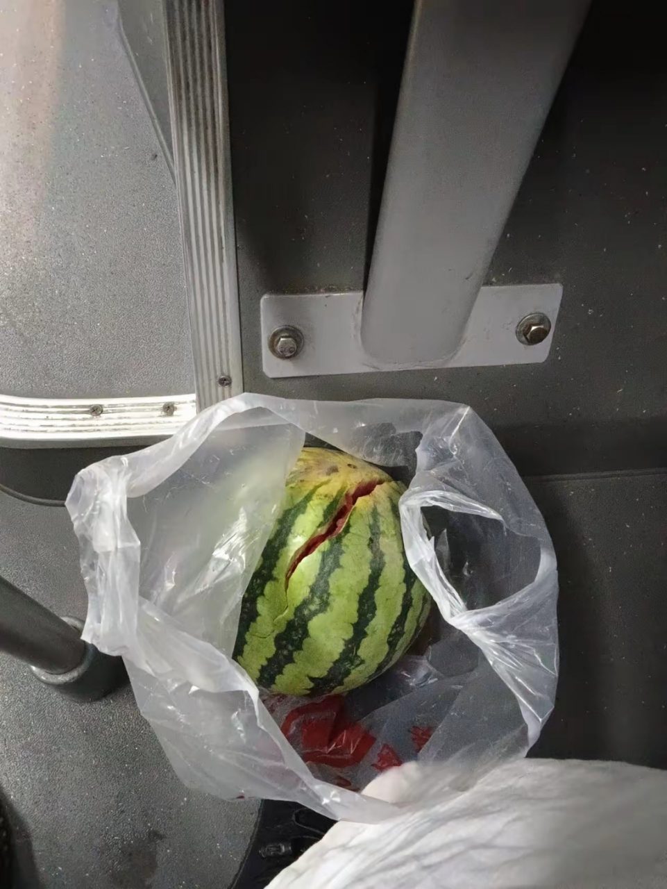 四十几度坐个公交车,驾驶员一个急刹车,把我刚买的西瓜摔碎了,我能找