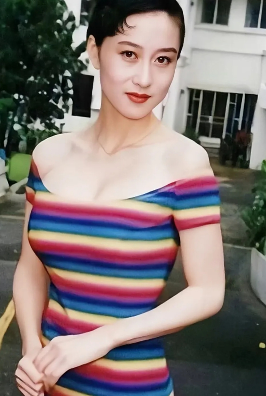 年轻时的利智身材超级好.