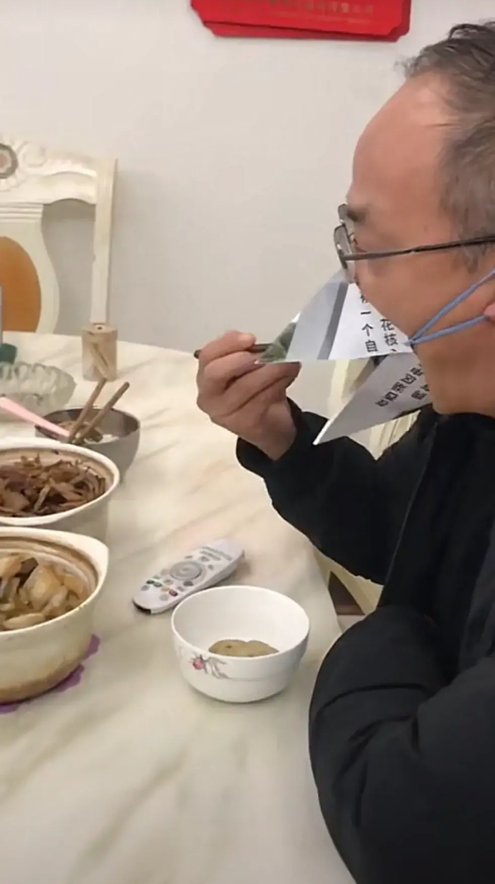 这个口罩真不错,解决了戴口罩不能吃饭的问题,可以申请专利了