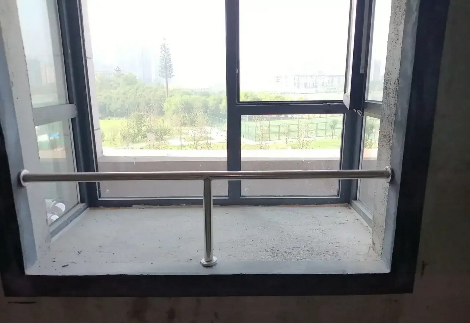 一朋友去收房,看到飘窗的护窗栏杆是这样的,不知道能不能拆掉!