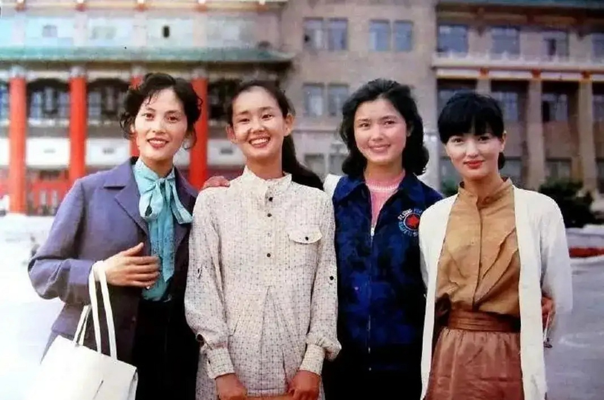 四十年前的中日两国电影明星合影,天生丽质,笑靥如花,美得各有千秋.