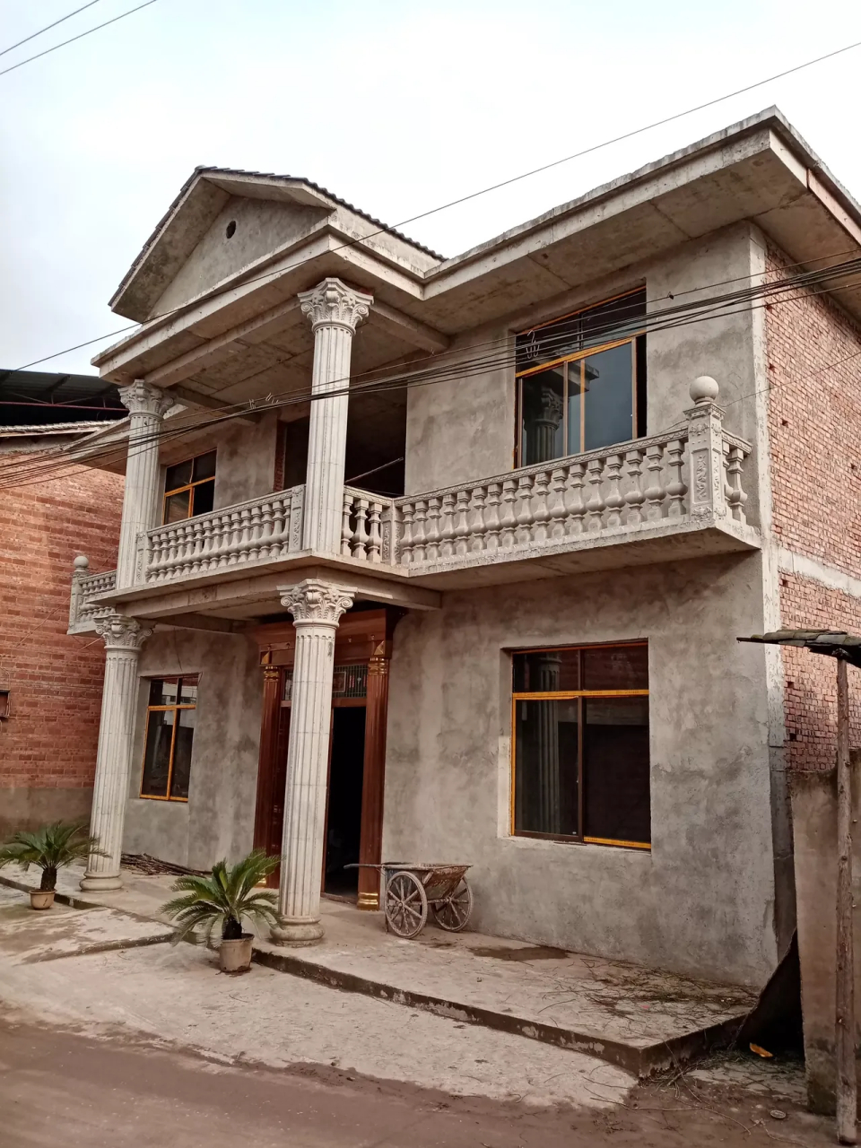 老父亲老家建的三间二层小洋楼,还没装修,已经花了三十万了.