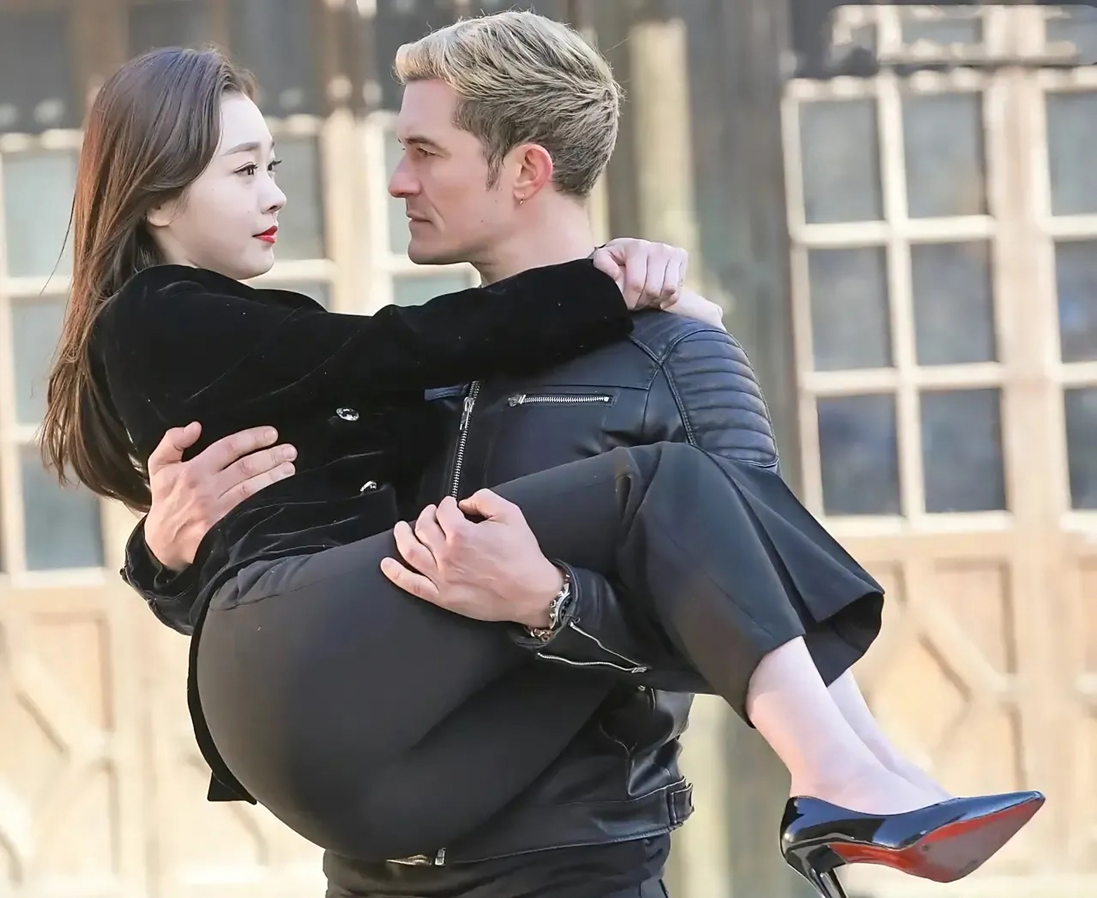 被公主抱的宋轶尽显东方女子的柔美,这是西方女子所不能比拟的!