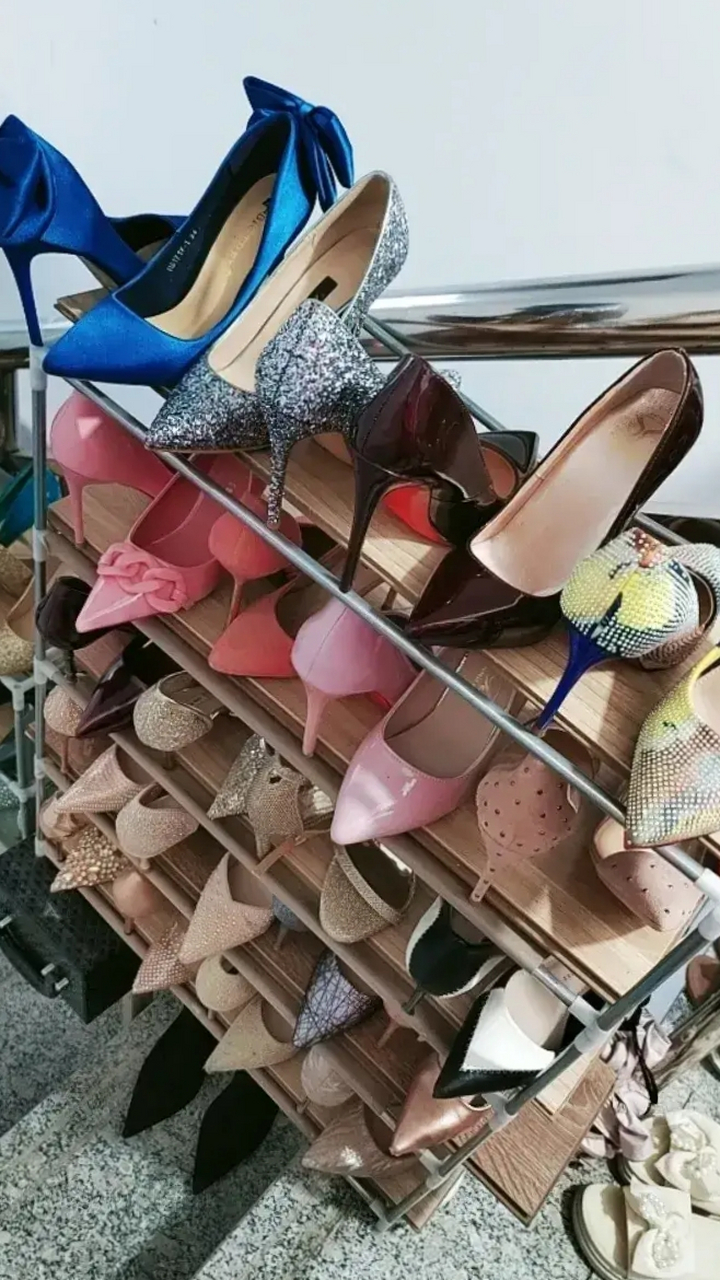 邻居是个单身女人,高跟鞋多的只能放楼道里
