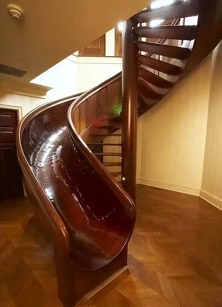 比起旋转楼梯 我更喜欢旋转滑梯 明显上下楼方便多了 为啥没人做呢