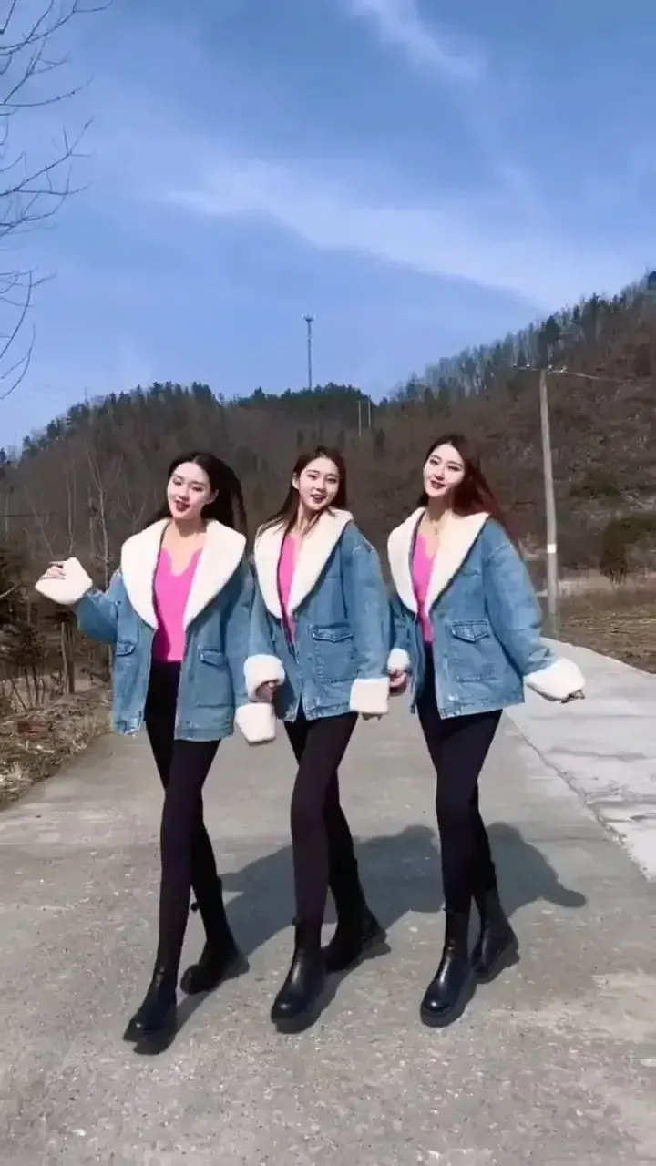 过年了,村里最美的三胞胎姐妹花也从大城市回来了,她们长相甜美,能歌