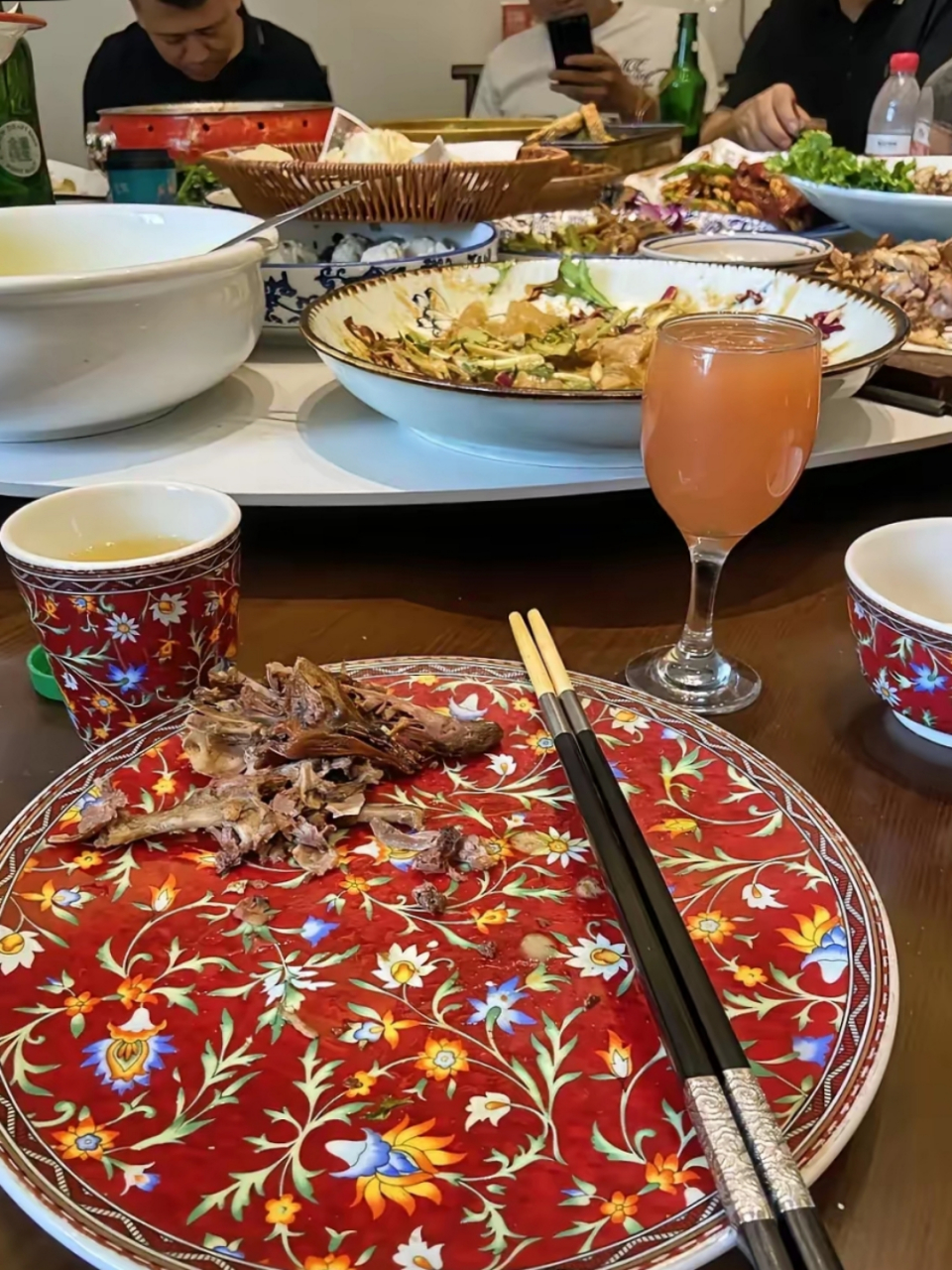 让我大吃一惊 今天一朋友酒店开业,我们去给他庆祝开业,吃饭的时候