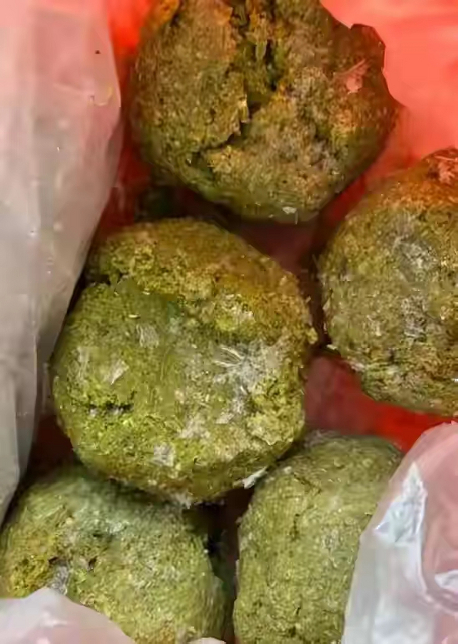 朋友圈问了100个人,没有一个认识的,对门邻居敲门送过来一袋子特产,说