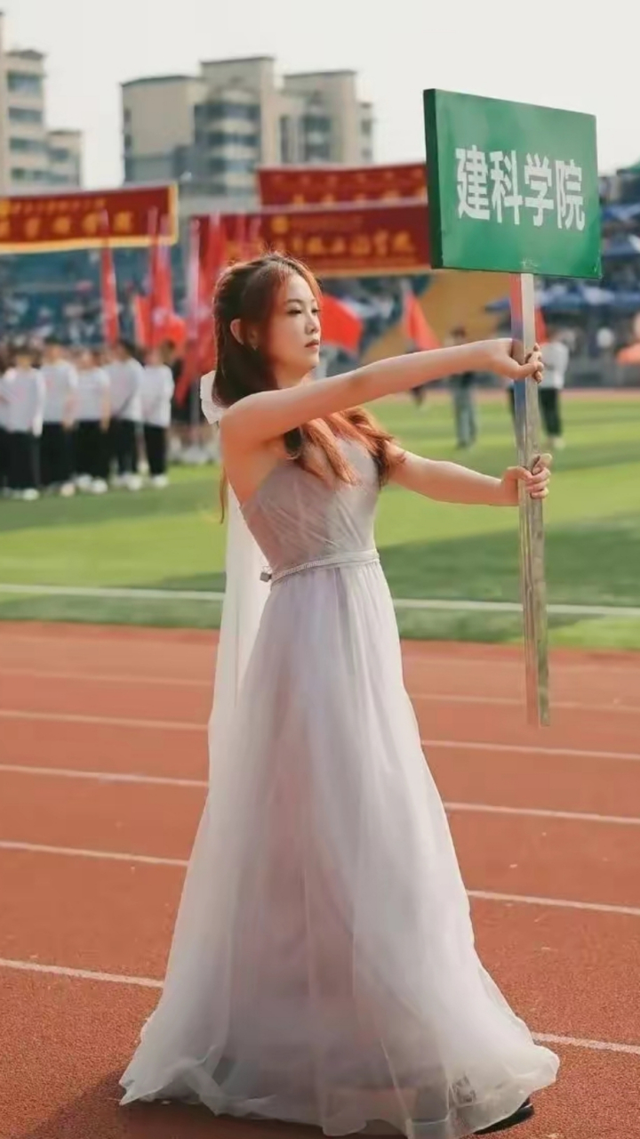 我们学校开春季运动会,学建筑的妹子在学校就和其他专业的学生不一样.
