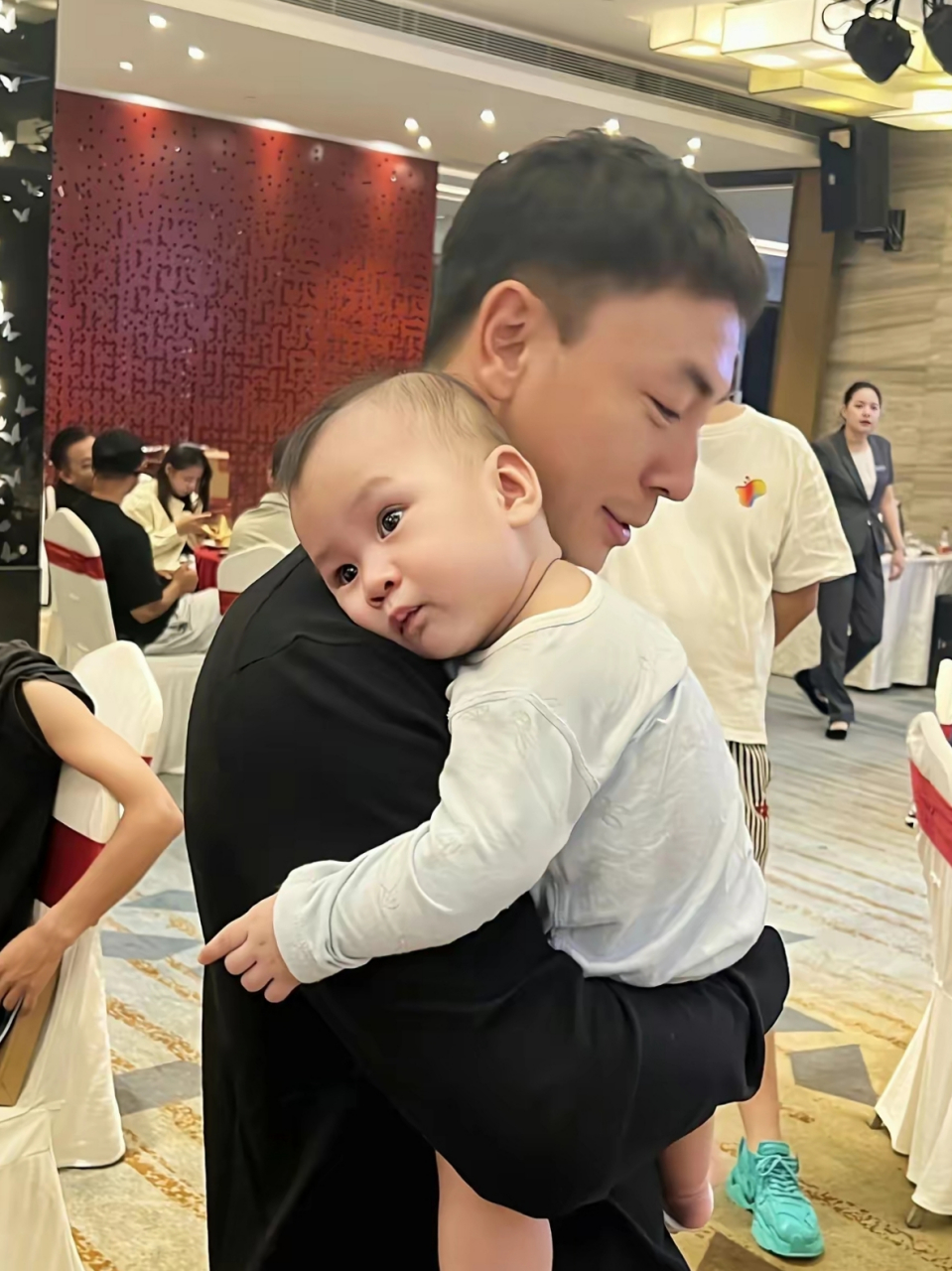 功夫明星释小龙与儿子佑佑一同亮相,父子俩同框画面令人惊喜.